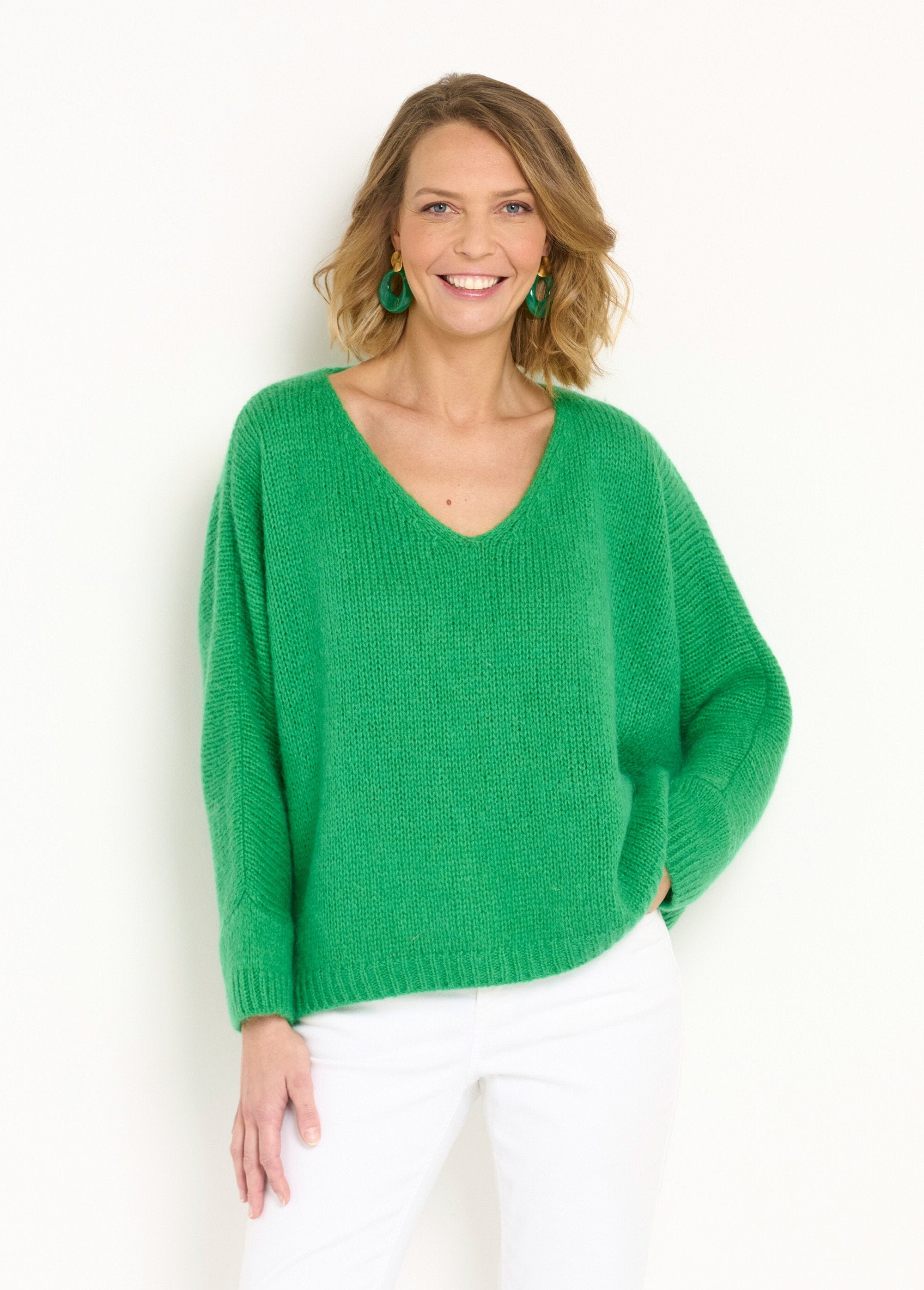 Suéter_quente_de_lã_mohair_com_decote_em_V_e_cavas_caídas_Vert_FA1_slim