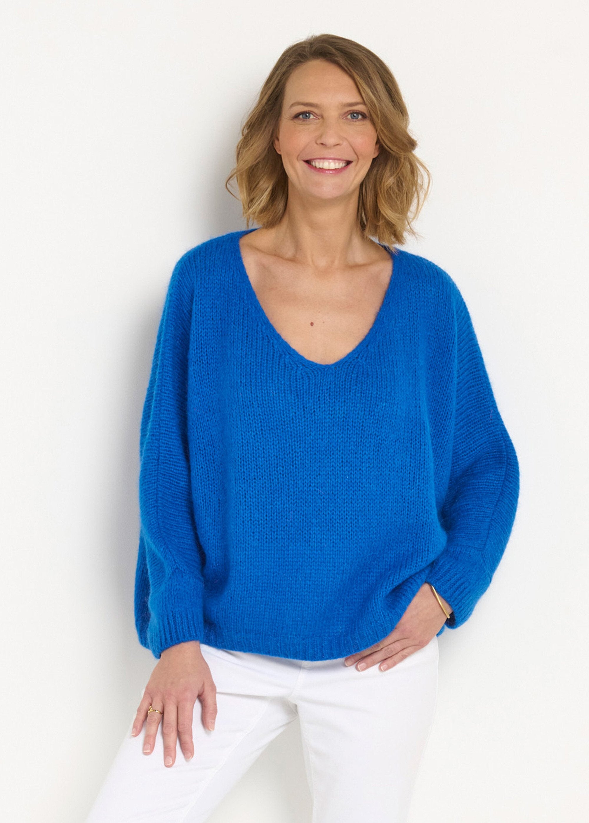 Suéter_quente_de_lã_mohair_com_decote_em_V_e_cavas_caídas_Bleu_electrique_FA1_slim