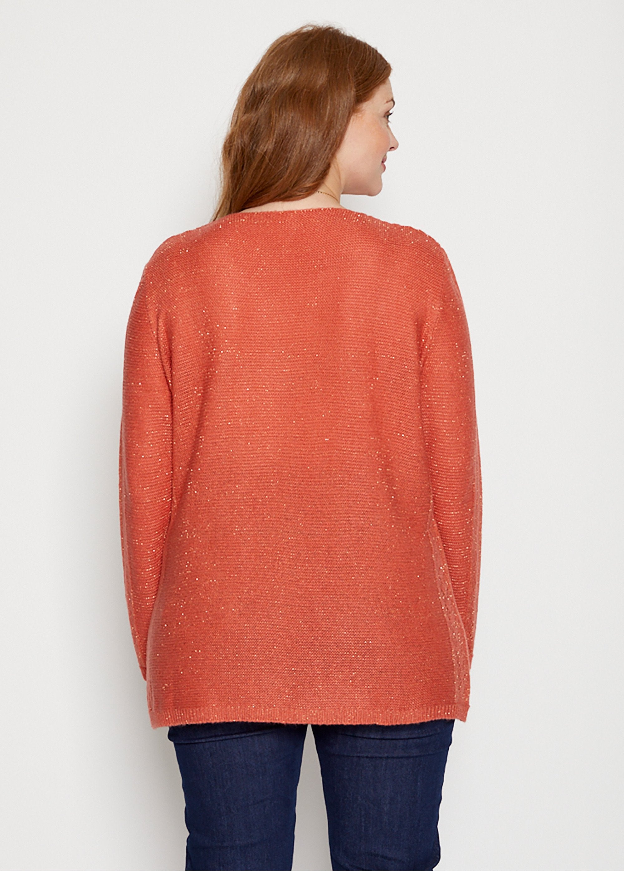 Suéter_com_decote_em_V_arredondado_e_detalhes_vazados_Tomette_DO1_curvy