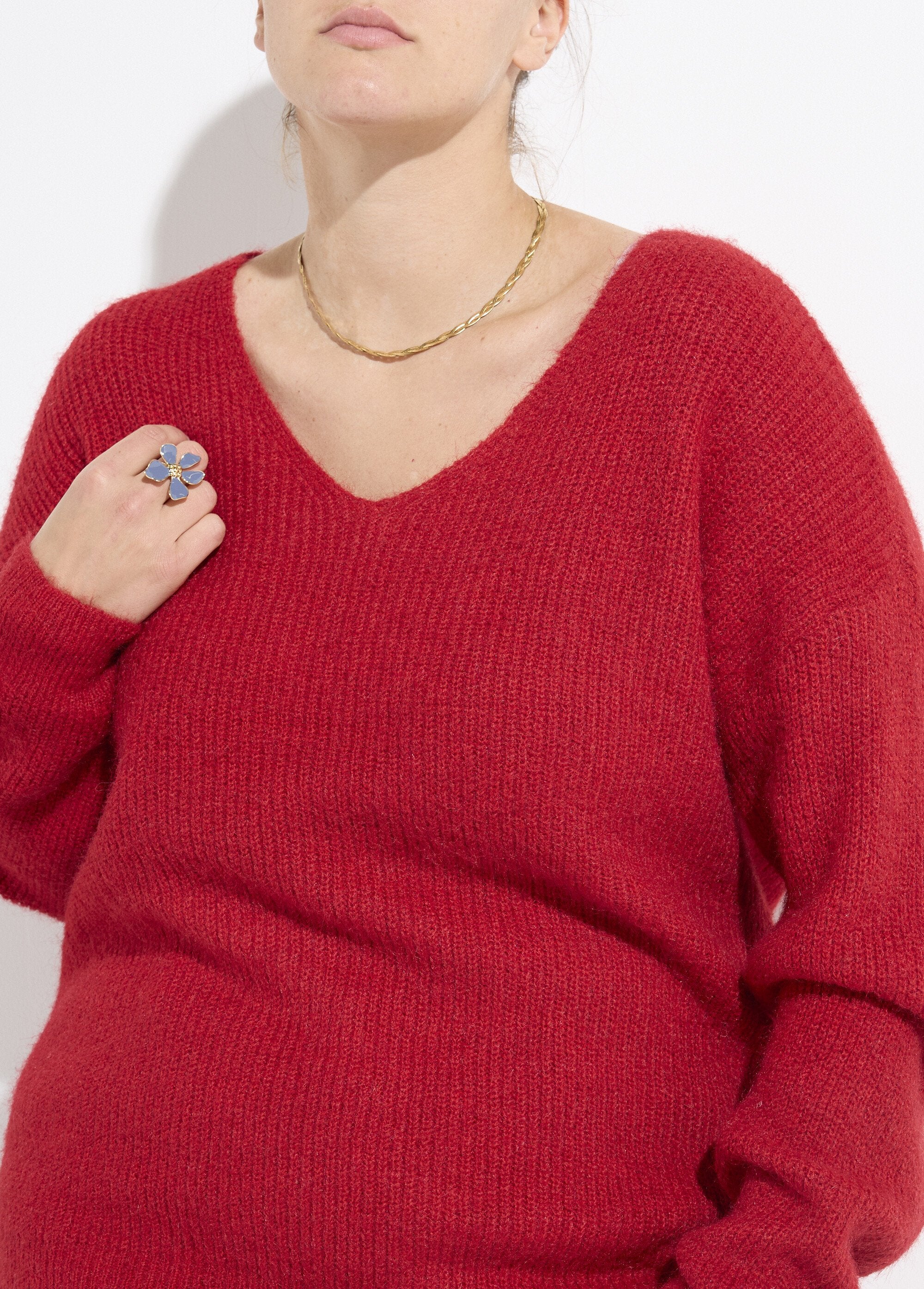 Camisola_quente_com_decote_em_V_em_lã_de_malha_musgosa_Rouge_DE1_curvy