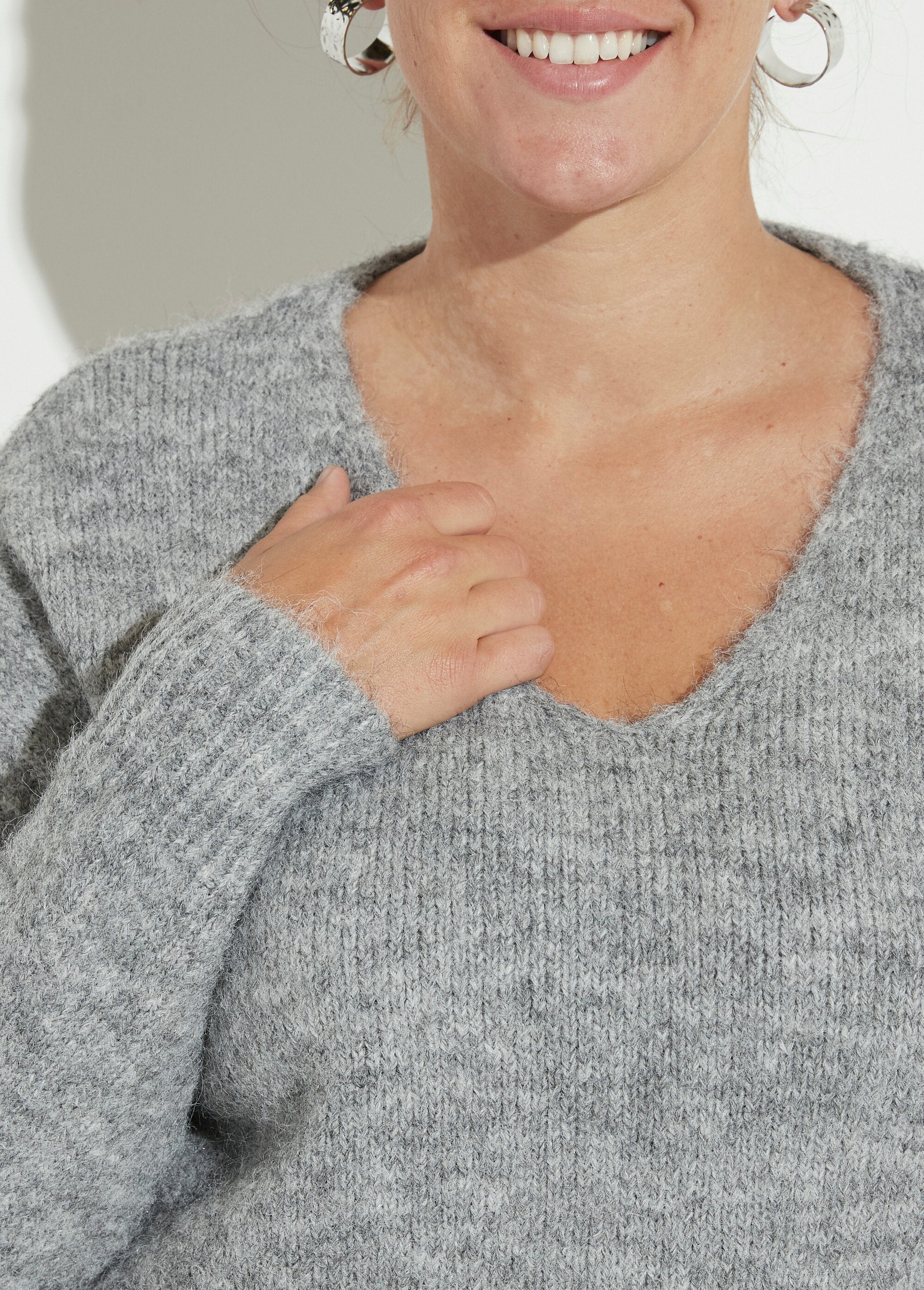 Camisola_fina_e_quente_com_decote_em_V_em_lã_Gris_DE1_curvy