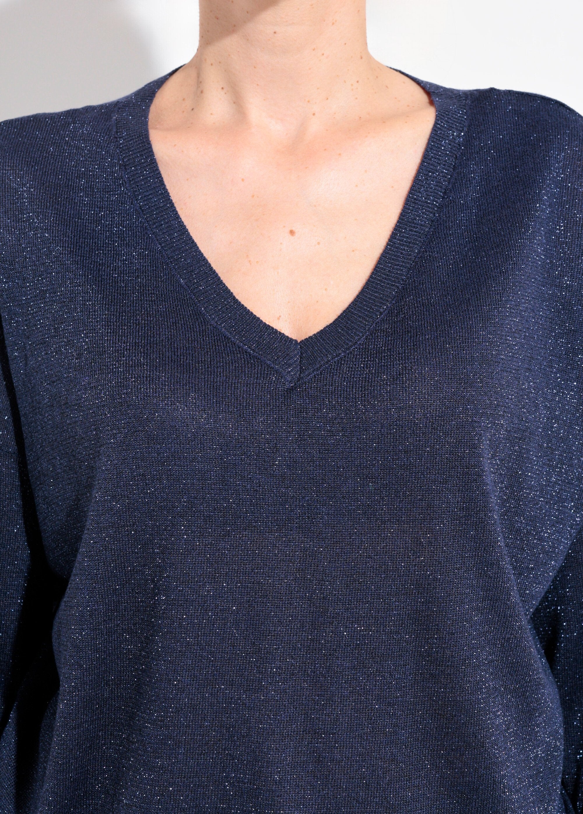 Suéter_de_malha_metálica_de_calibre_fino_com_decote_em_V_Marine_DE1_slim