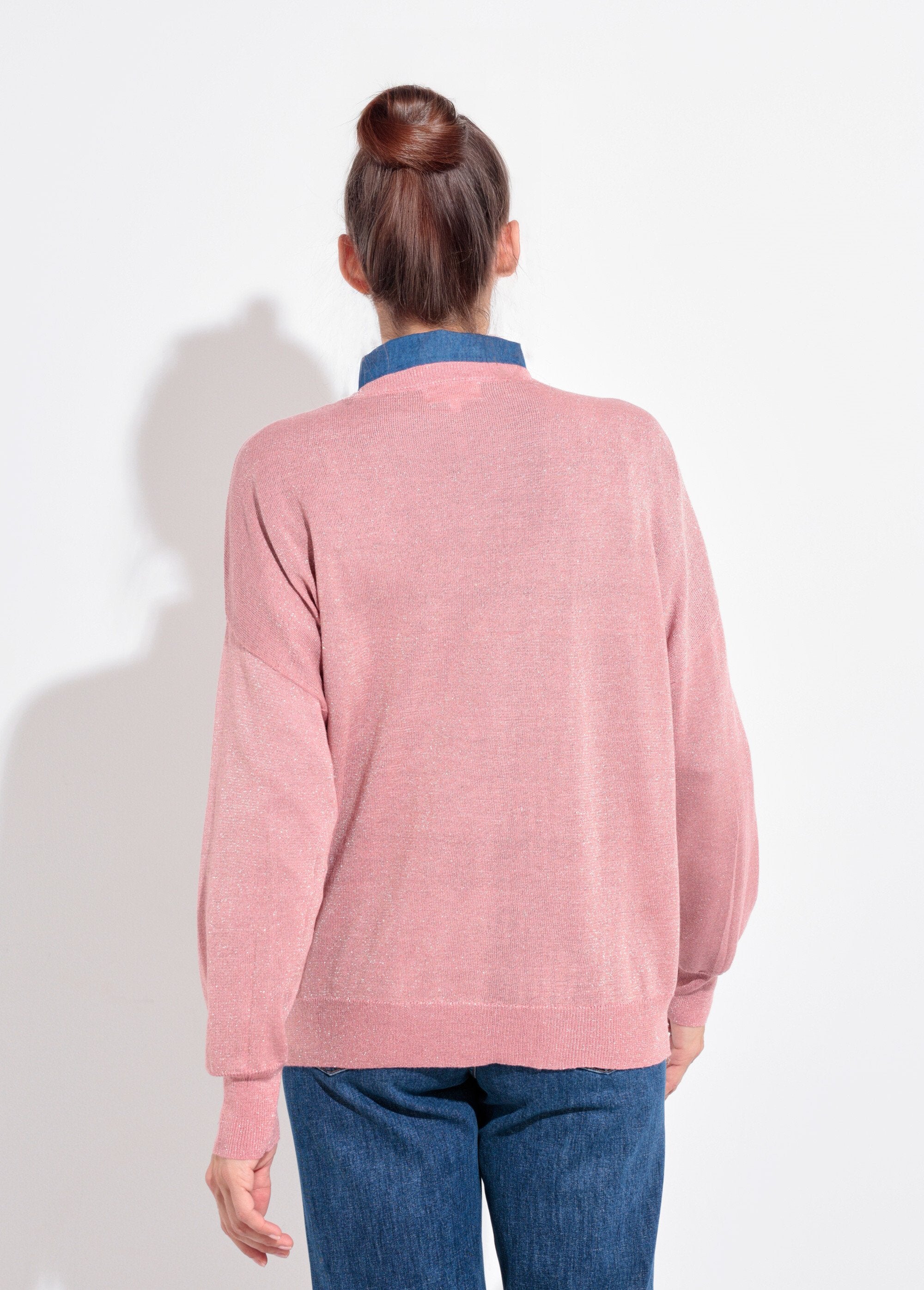 Suéter_de_malha_metálica_de_calibre_fino_com_decote_em_V_Vieux_rose_DO1_slim