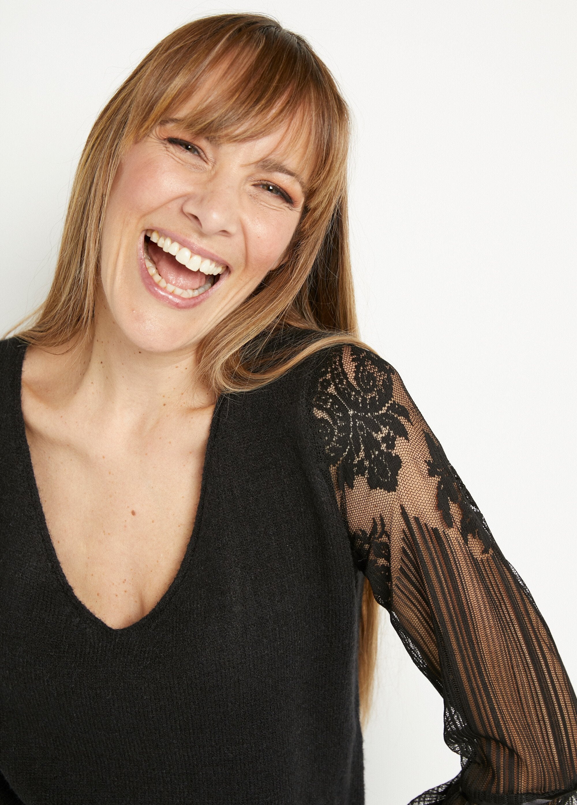 Suéter_decote_V_com_rede_arrastão_e_mangas_de_renda_Noir_DE1_slim