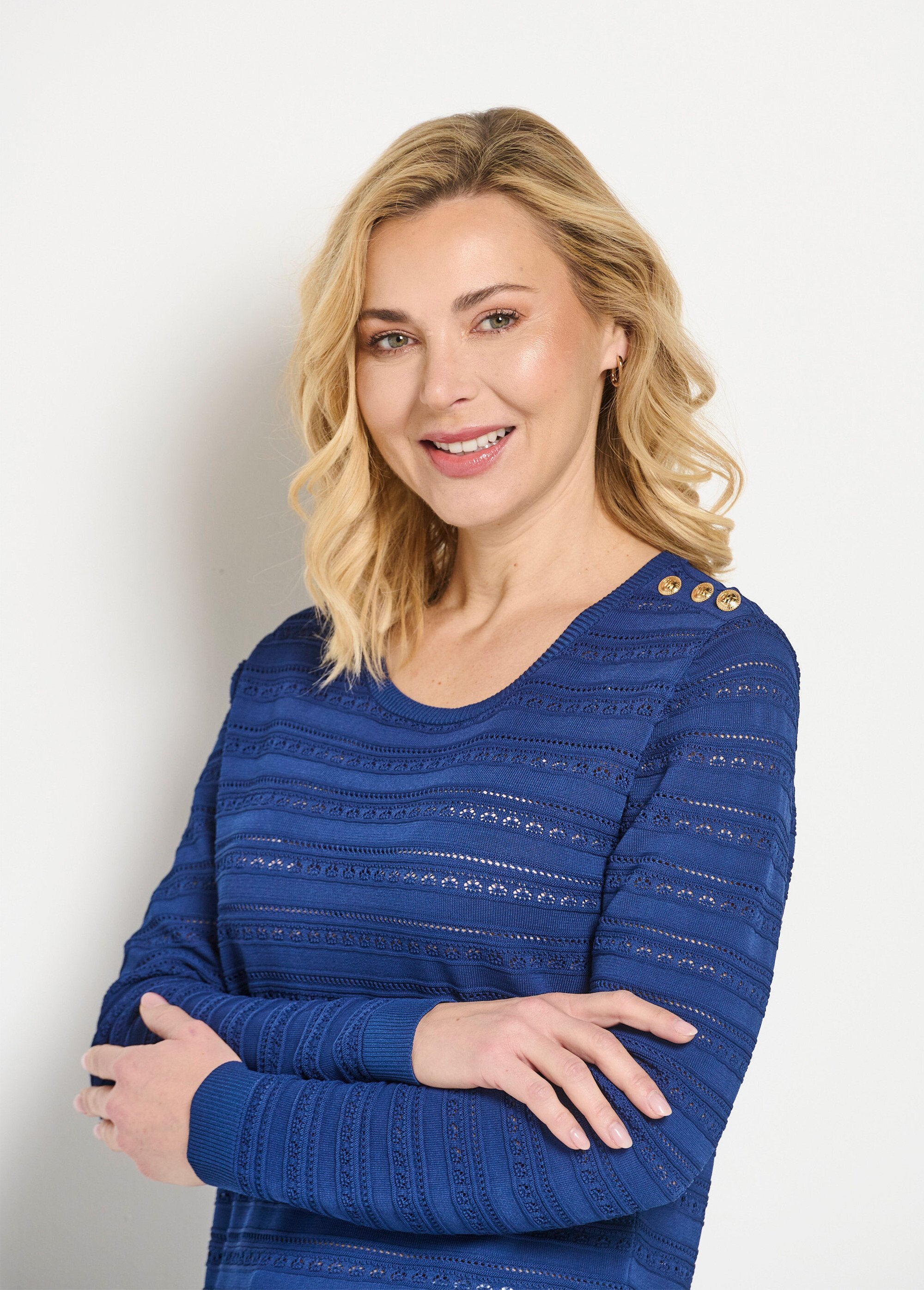 Suéter_curto_e_macio_de_gola_redonda_e_manga_comprida_Marine_DE1_slim