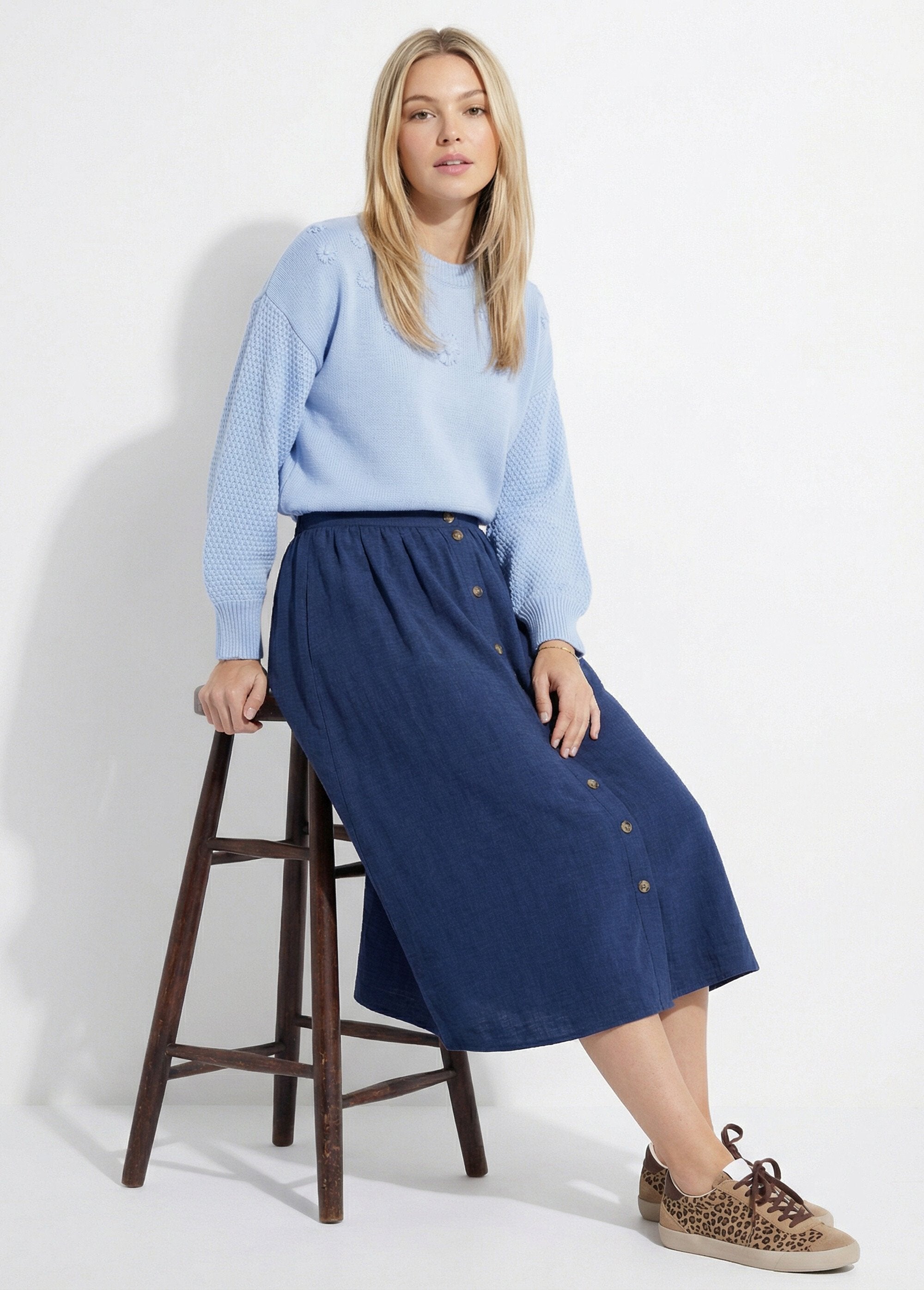 Camisola_macia_de_gola_redonda_com_flores_bordadas_Bleu_SF1_slim