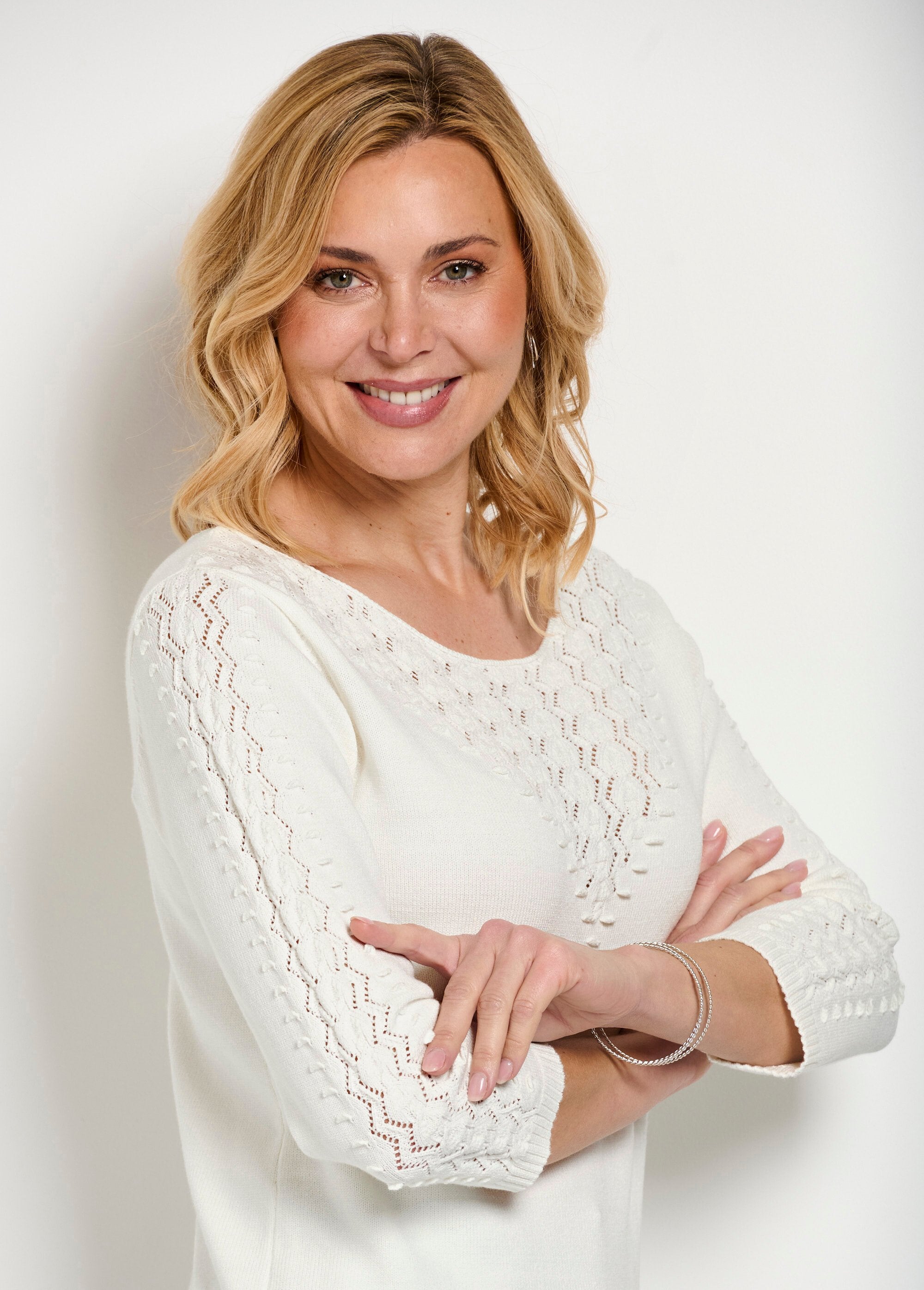 Suéter_de_malha_lisa_e_macia_com_gola_redonda_Ecru_DE1_slim