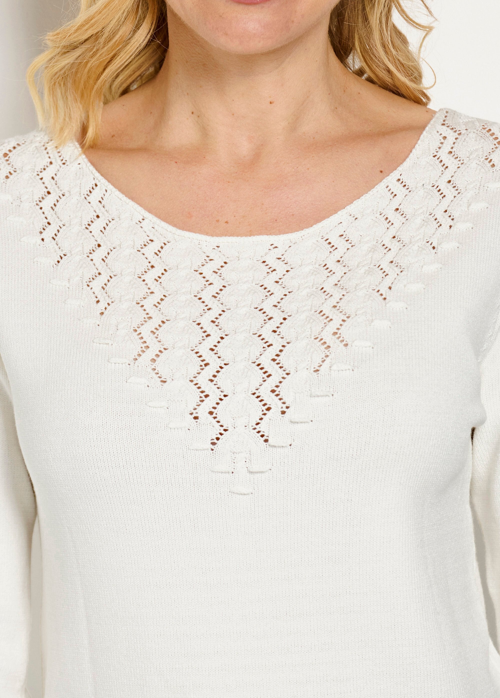 Suéter_de_malha_lisa_e_macia_com_gola_redonda_Ecru_DE2_slim