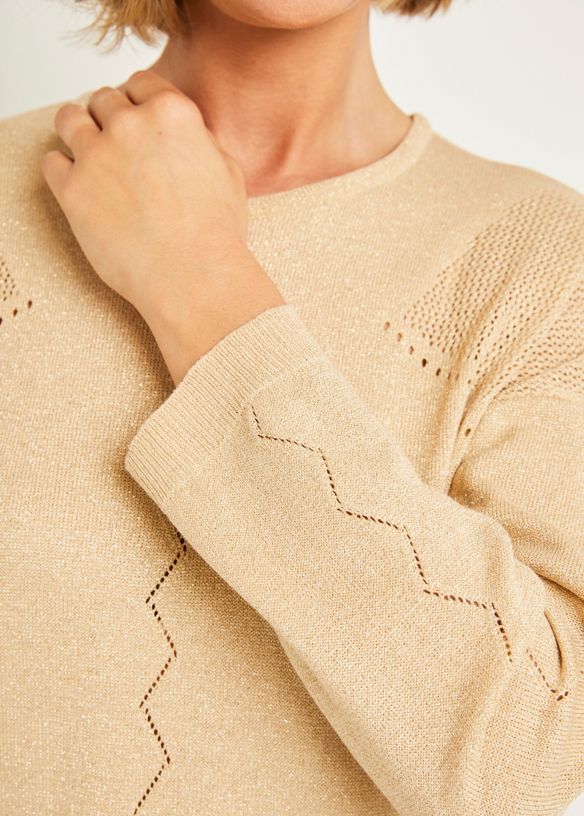 Suéter_curto_fino_com_aberturas_iridescentes_e_mangas_compridas_Dore_DE2_slim