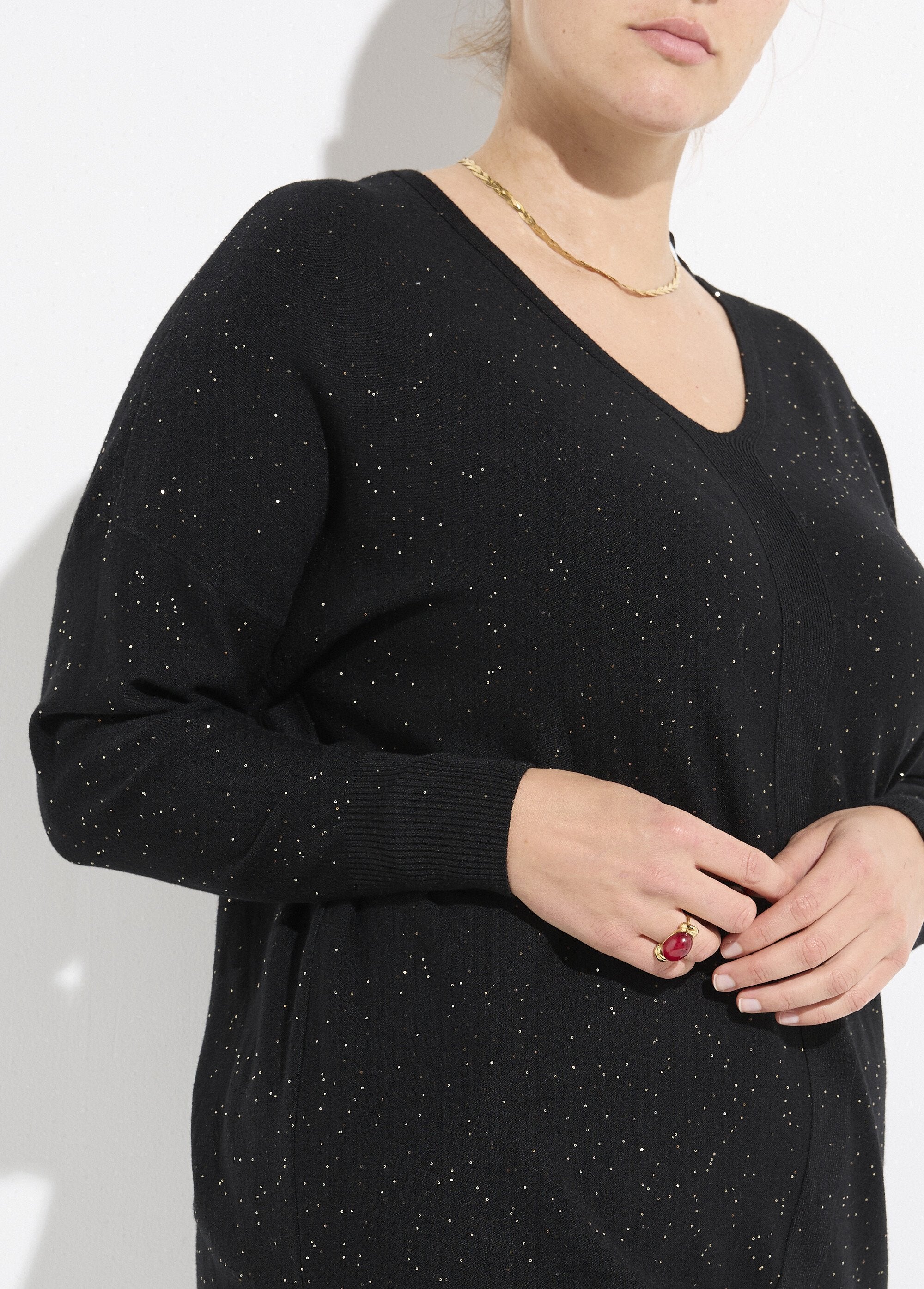Camisola_de_malha_fina_com_mini_lantejoulas_Noir_DE1_curvy