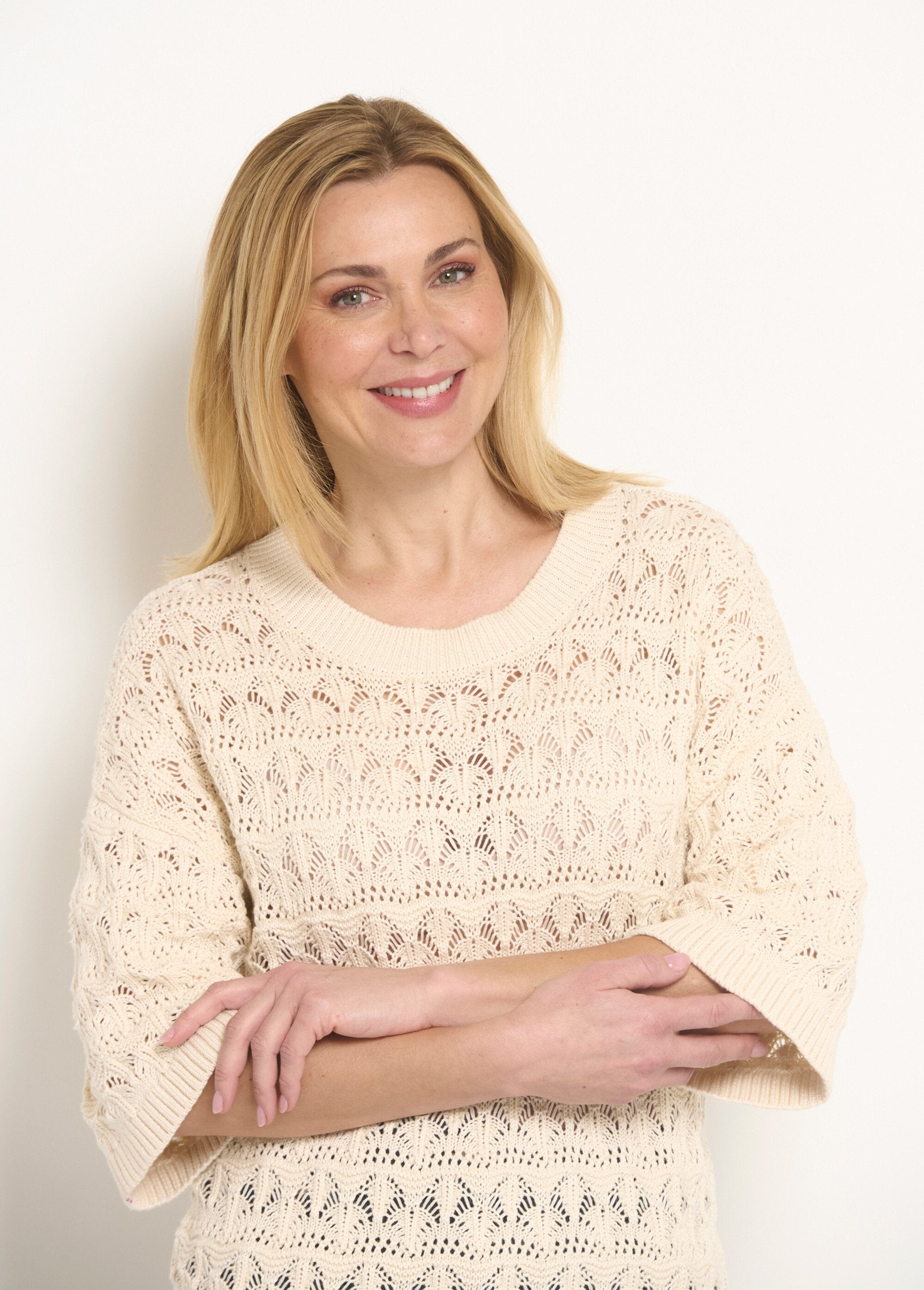 Suéter_de_malha_vazada_de_manga_curta_Ecru_DE1_slim