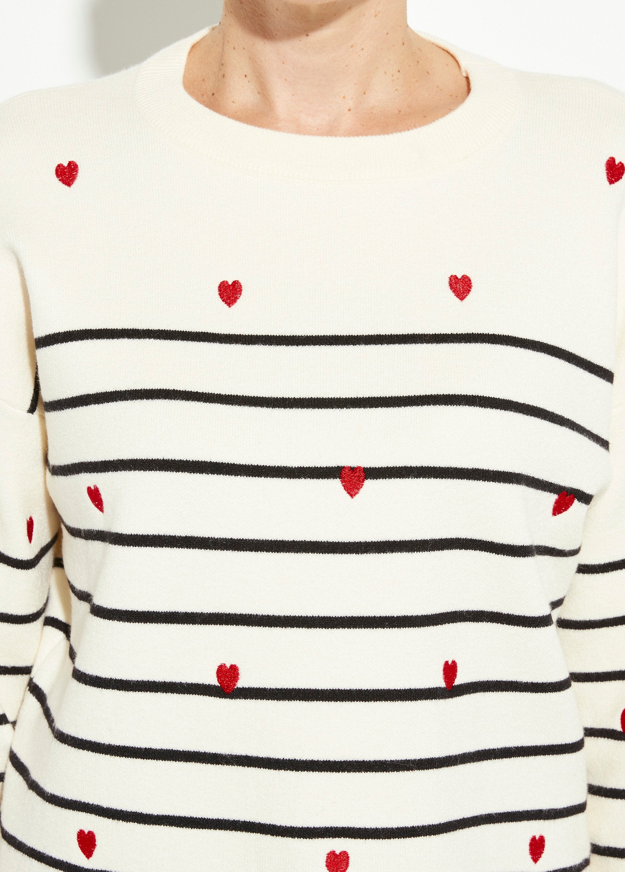 Camisola_com_riscas_grossas_de_marinheiro_e_coração,_gola_redonda_Ecru_raye_marine_DE1_slim