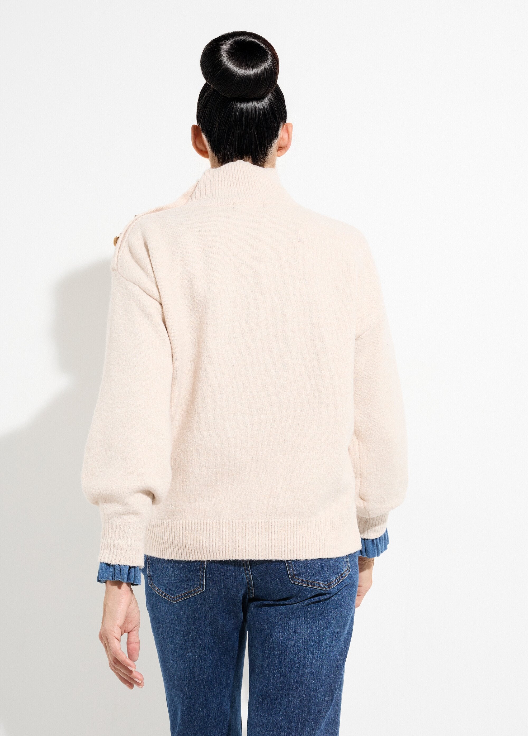 Camisola_de_gola_alta_com_botões_de_jóias_de_metal_Beige_DO1_slim