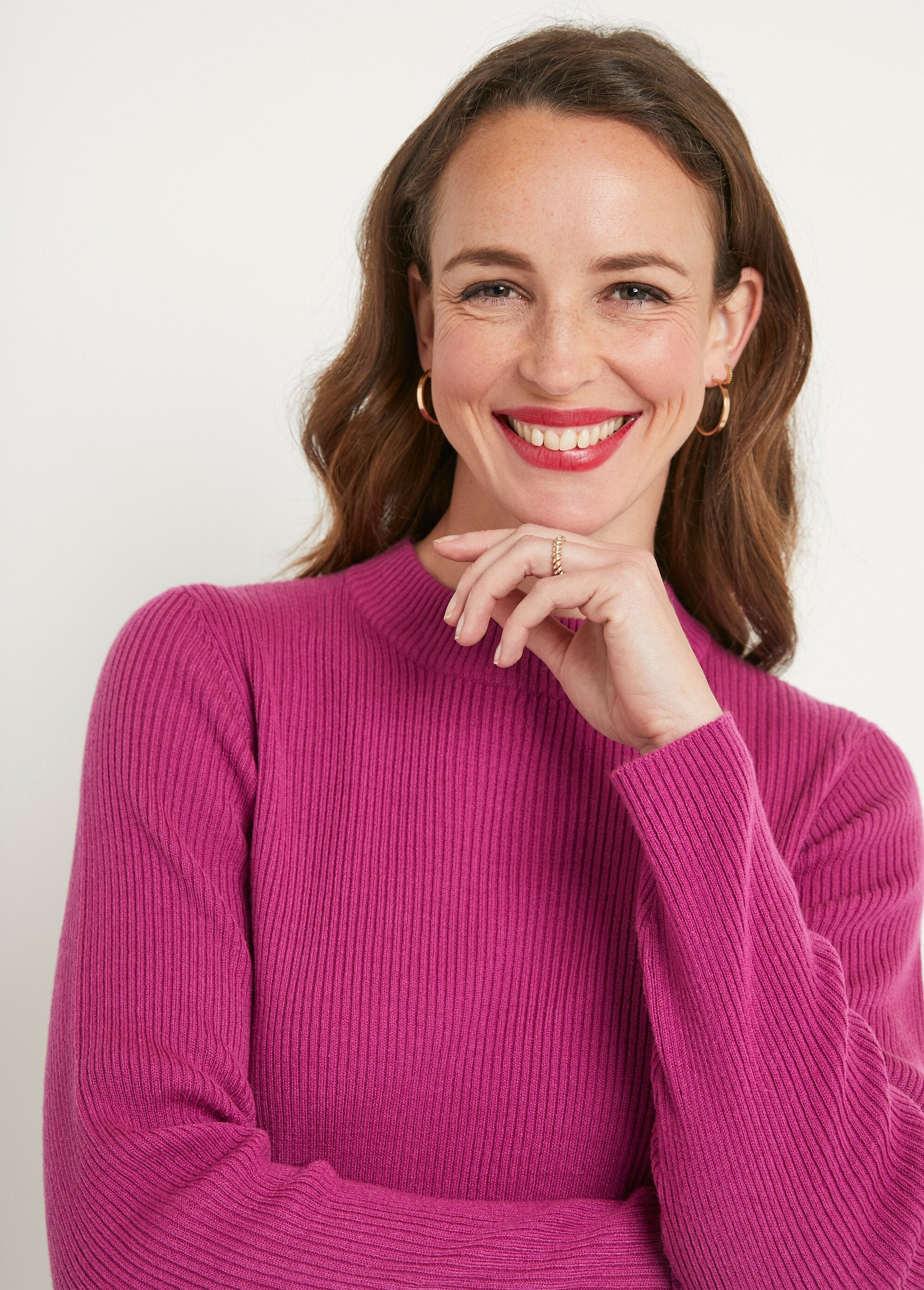 Suéter_curto_de_malha_canelada_e_gola_alta_Cyclamen_DE1_slim