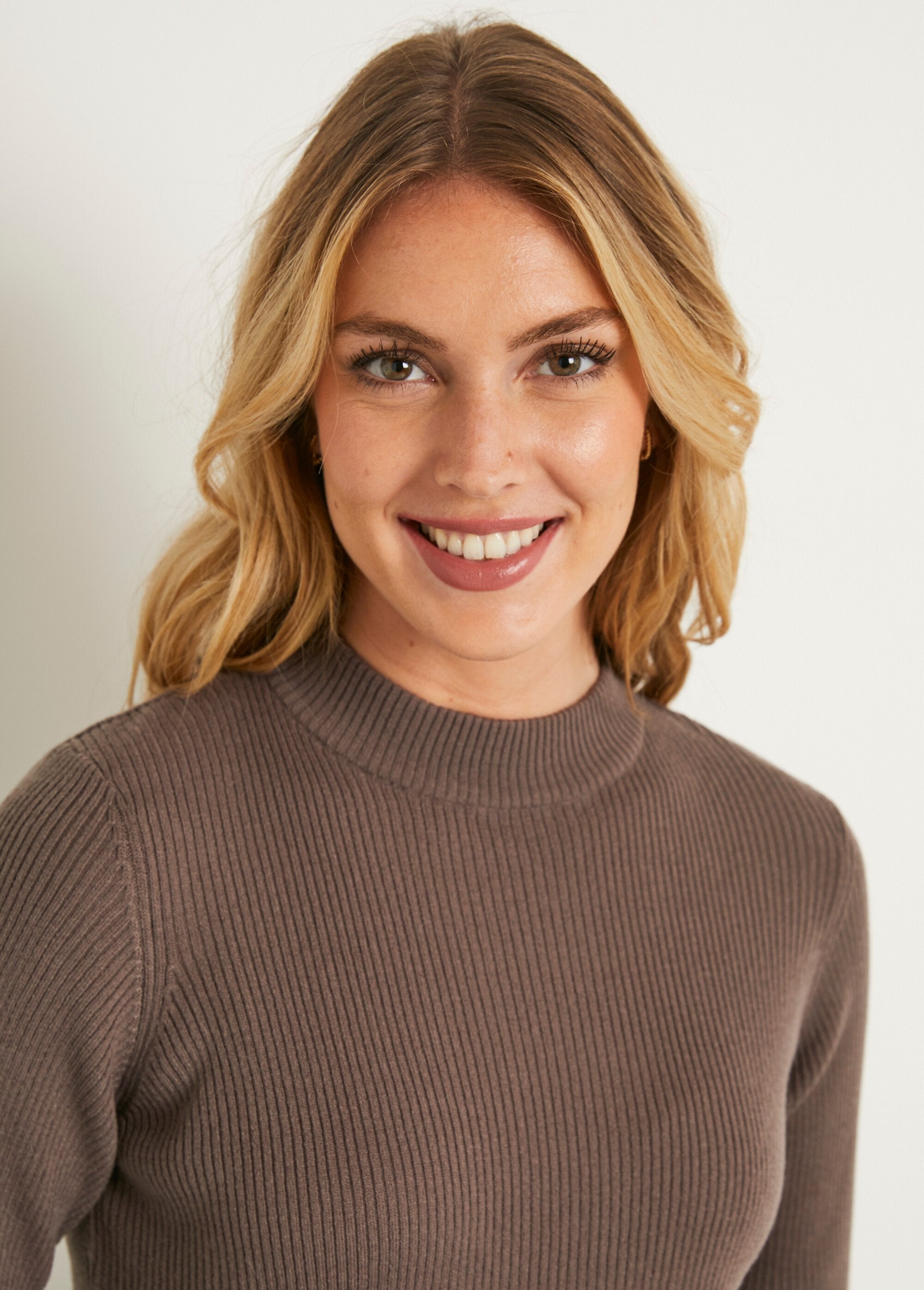 Suéter_curto_de_malha_canelada_e_gola_alta_Taupe_DE2_slim