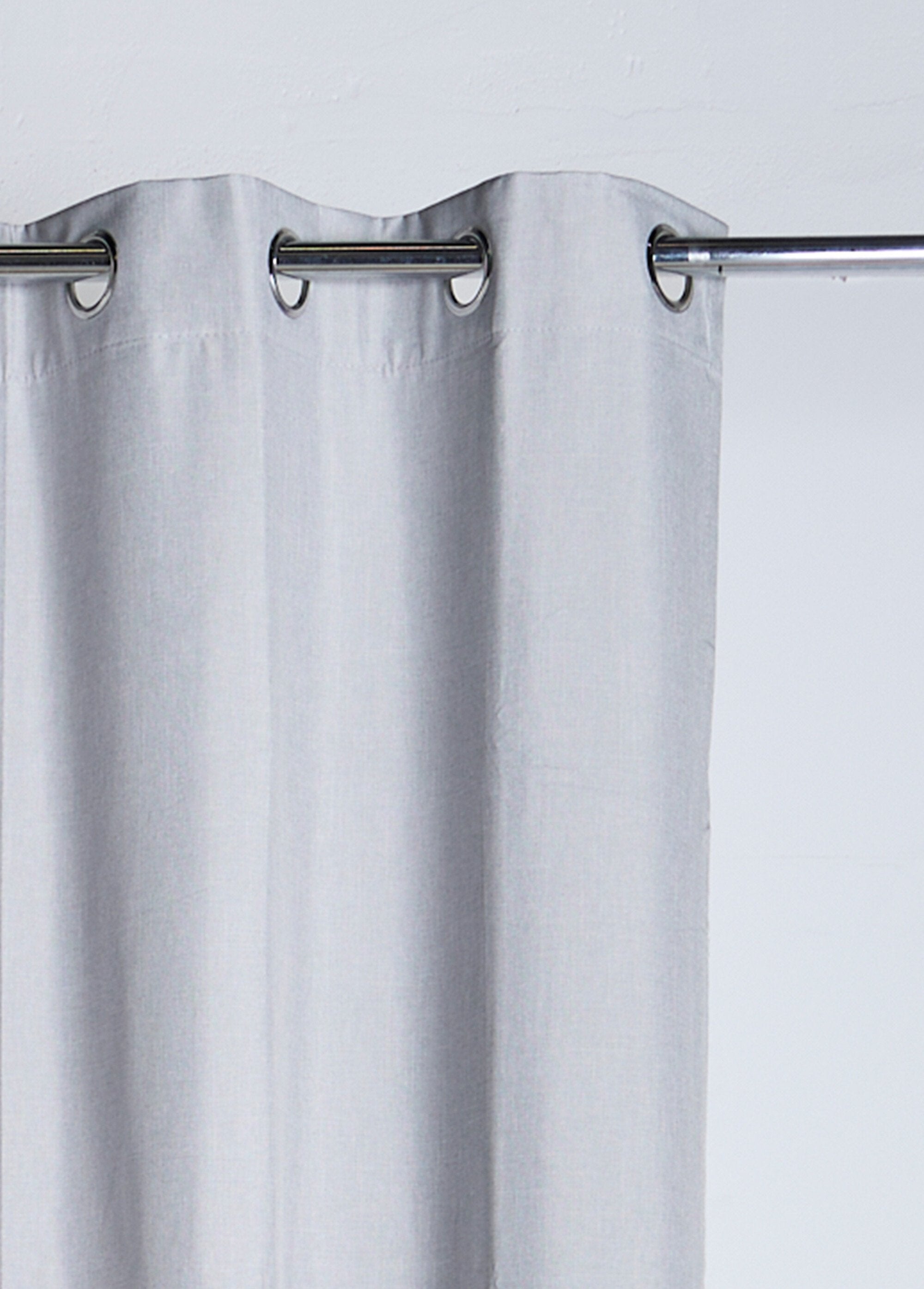 Cortina_blackout_mosqueada_com_1_painel,_ilhós_Gris_fonce_DE1_slim