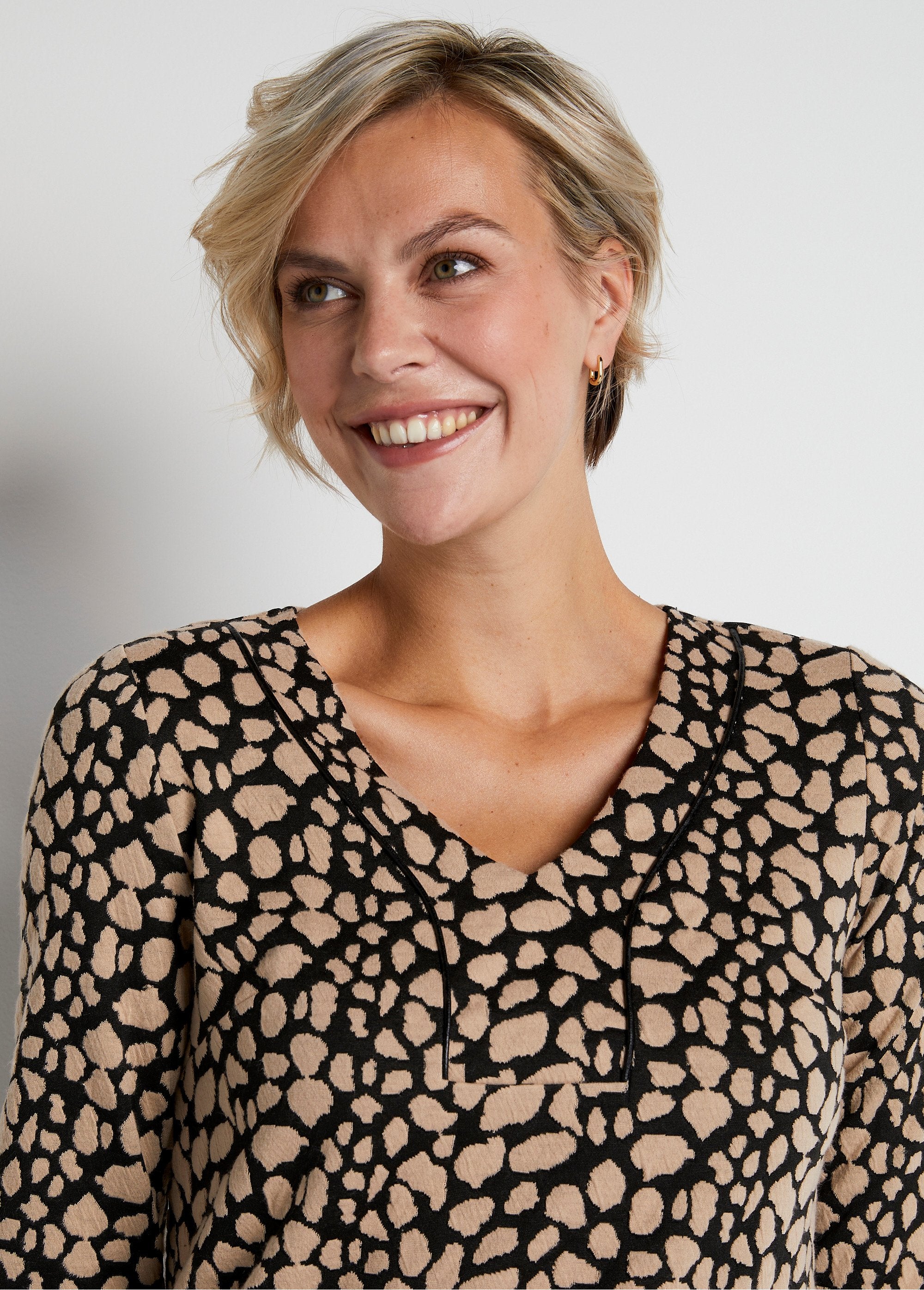 Vestido_curto_solto_em_jacquard_bicolor_Preto_e_bege_DE1_slim