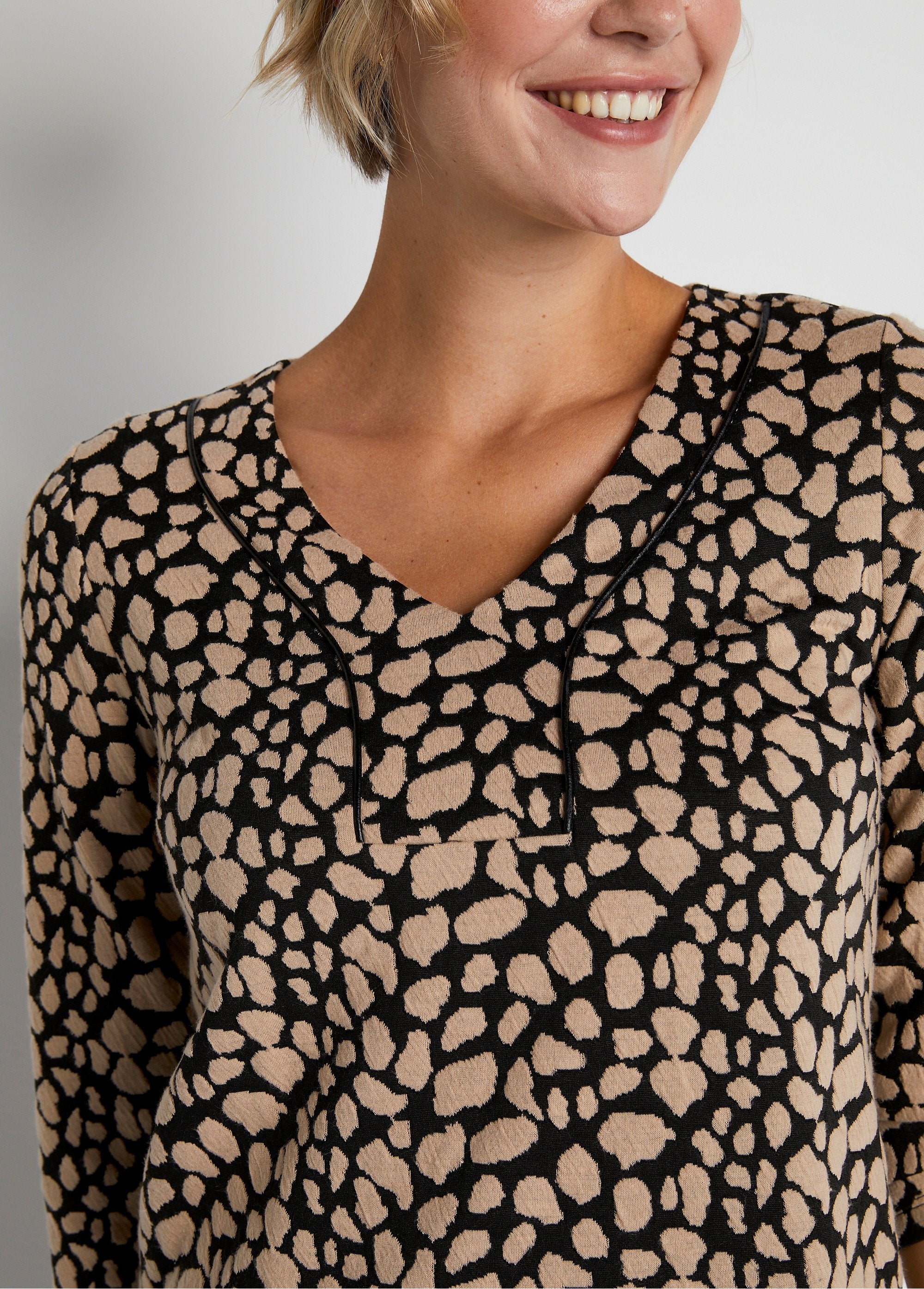 Vestido_curto_solto_em_jacquard_bicolor_Preto_e_bege_DE2_slim