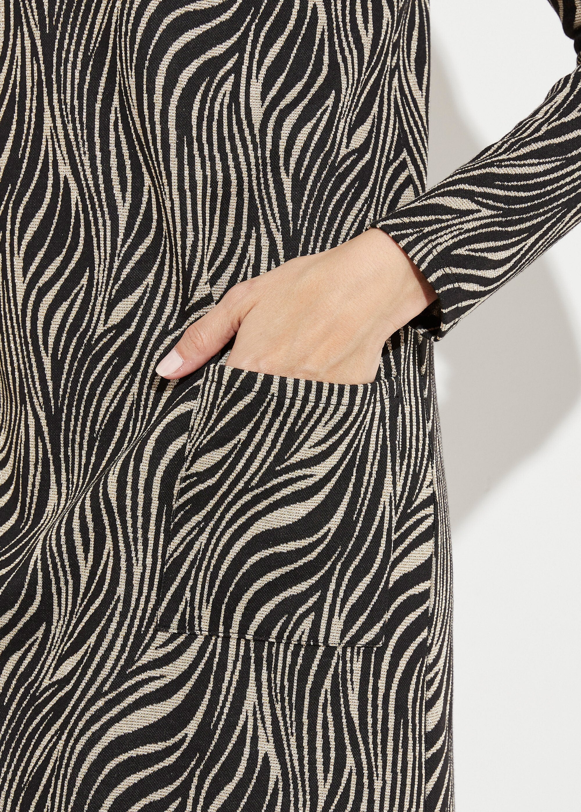 Vestido_curto_solto_de_zebra_jacquard_Noir_et_blanc_DE3_slim