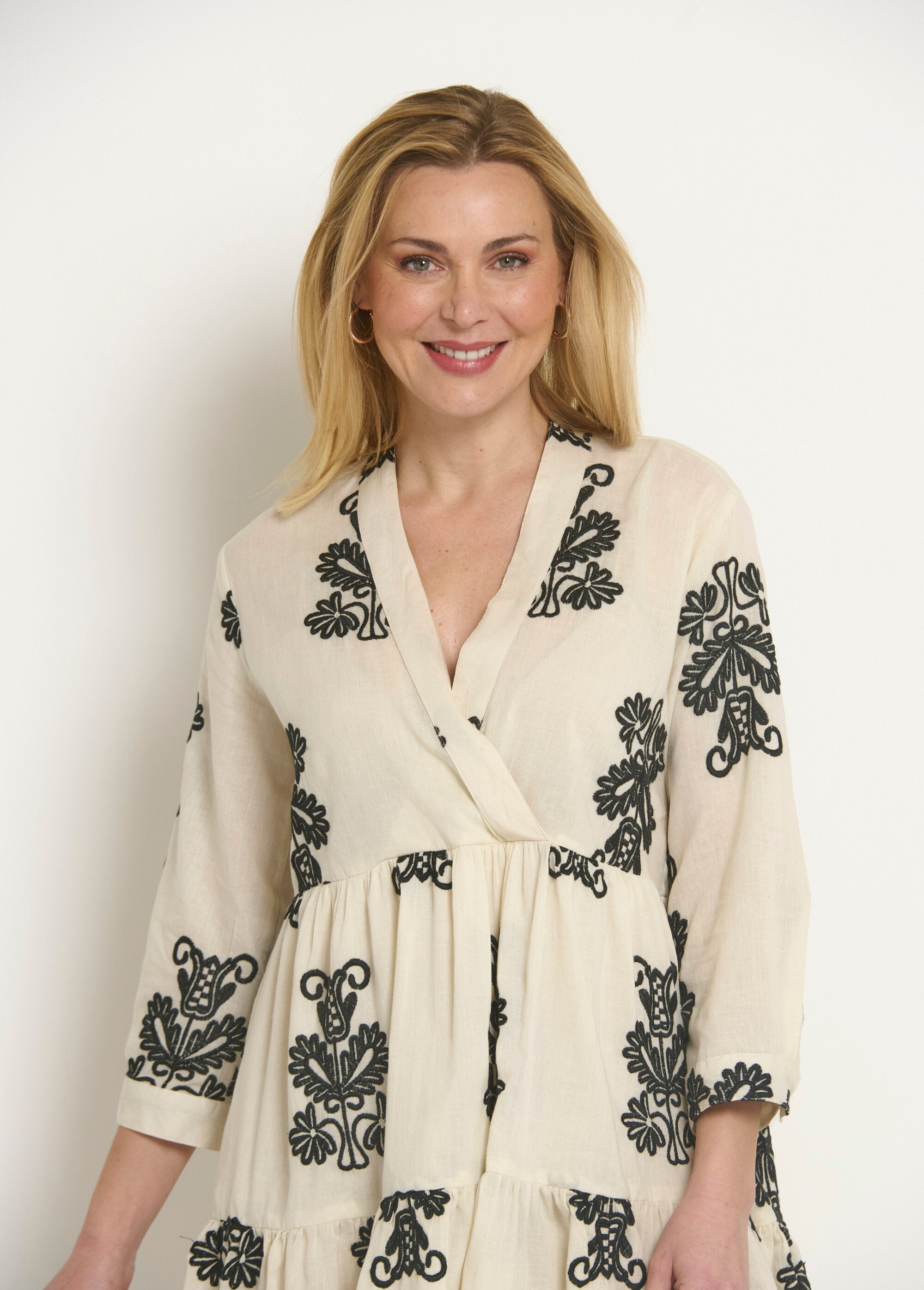 Vestido_curto_envelope_bordado_com_babados_Ecru_DE1_slim