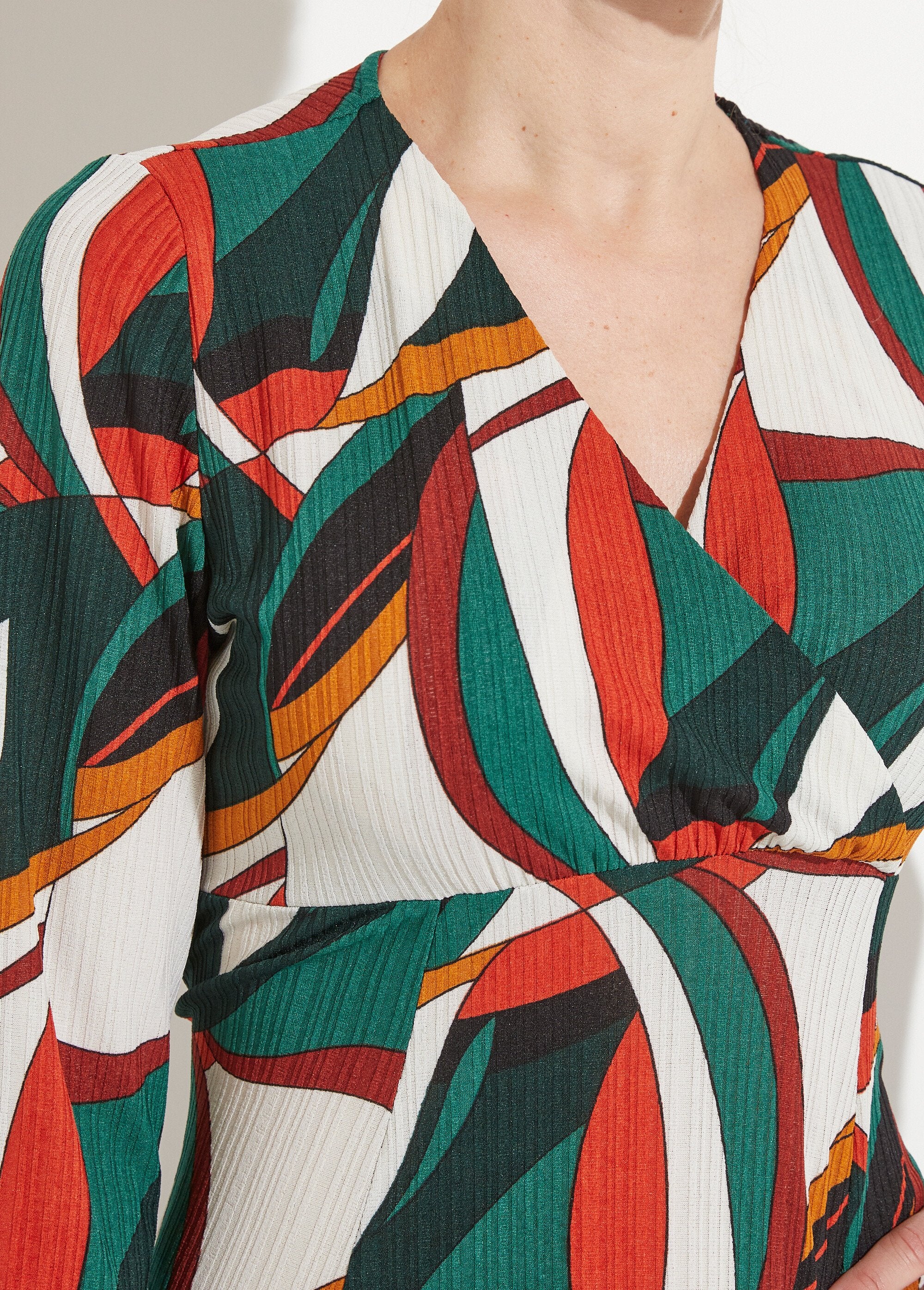 Vestido_curto_com_estampado_gráfico_multicolorido_Imprime_vert_DE1_slim