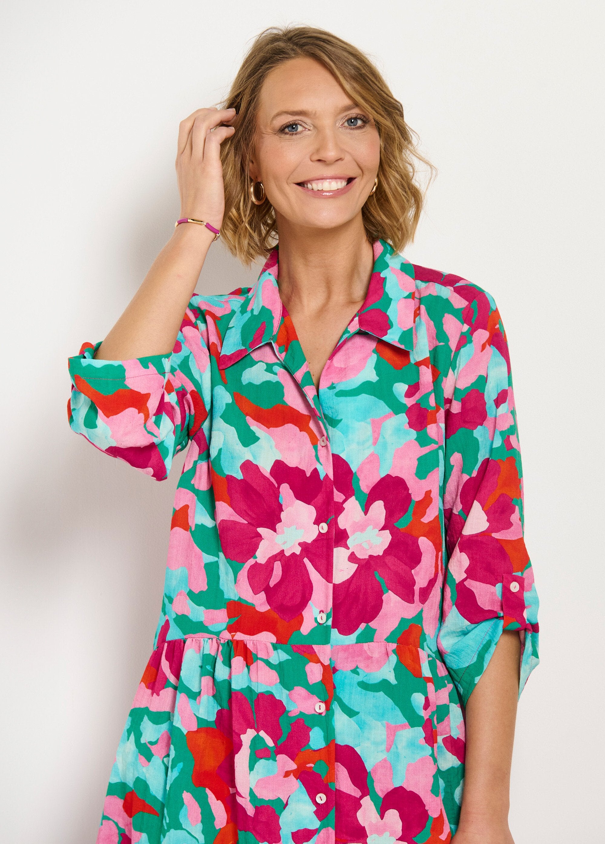 Vestido_curto_estilo_camisa_floral_com_mangas_3/4_enroladas_Rose_et_bleu_DE2_slim