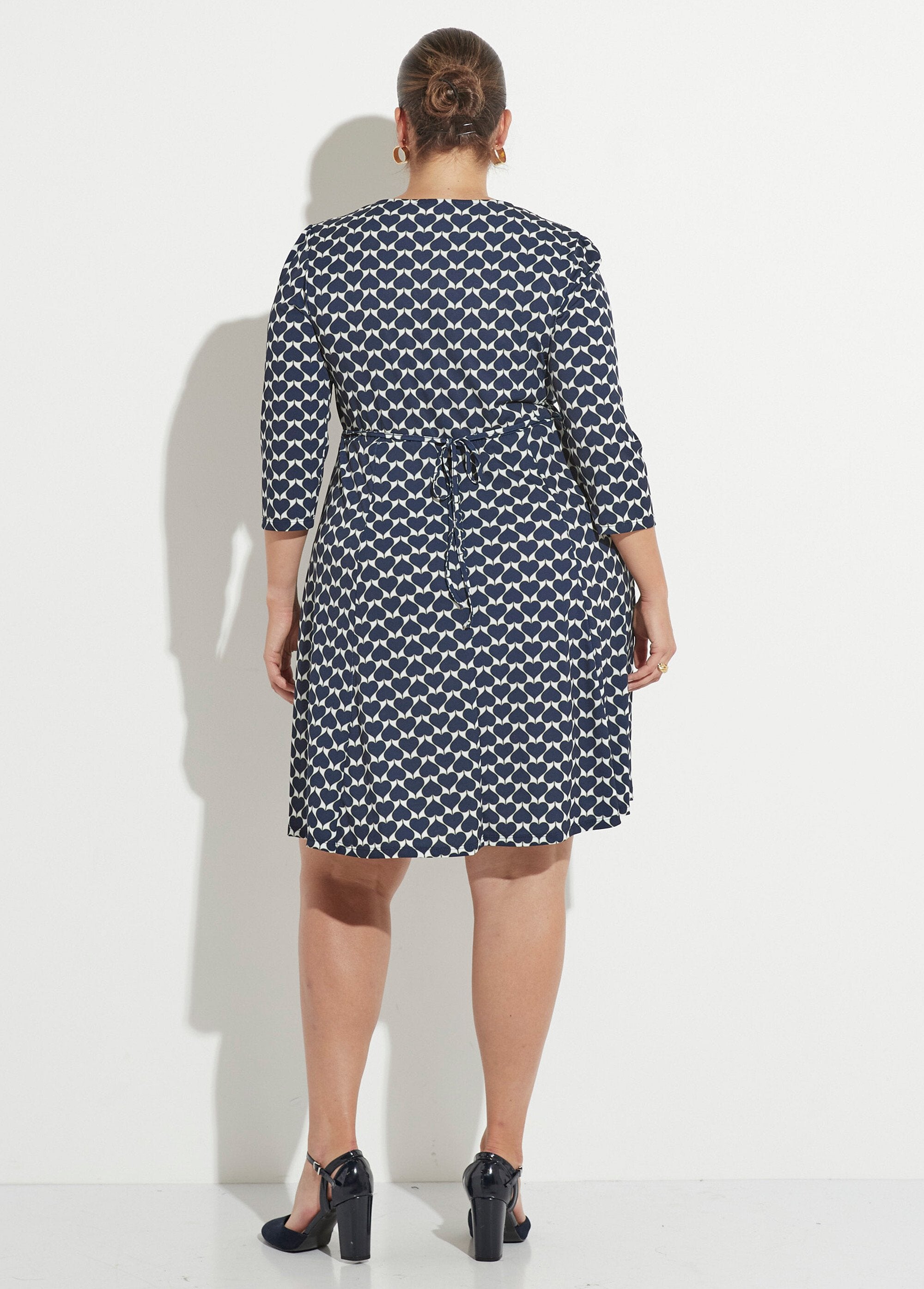 Vestido_com_decote_em_V_em_forma_de_coração_e_fecho_de_botões_Marine_DO1_curvy