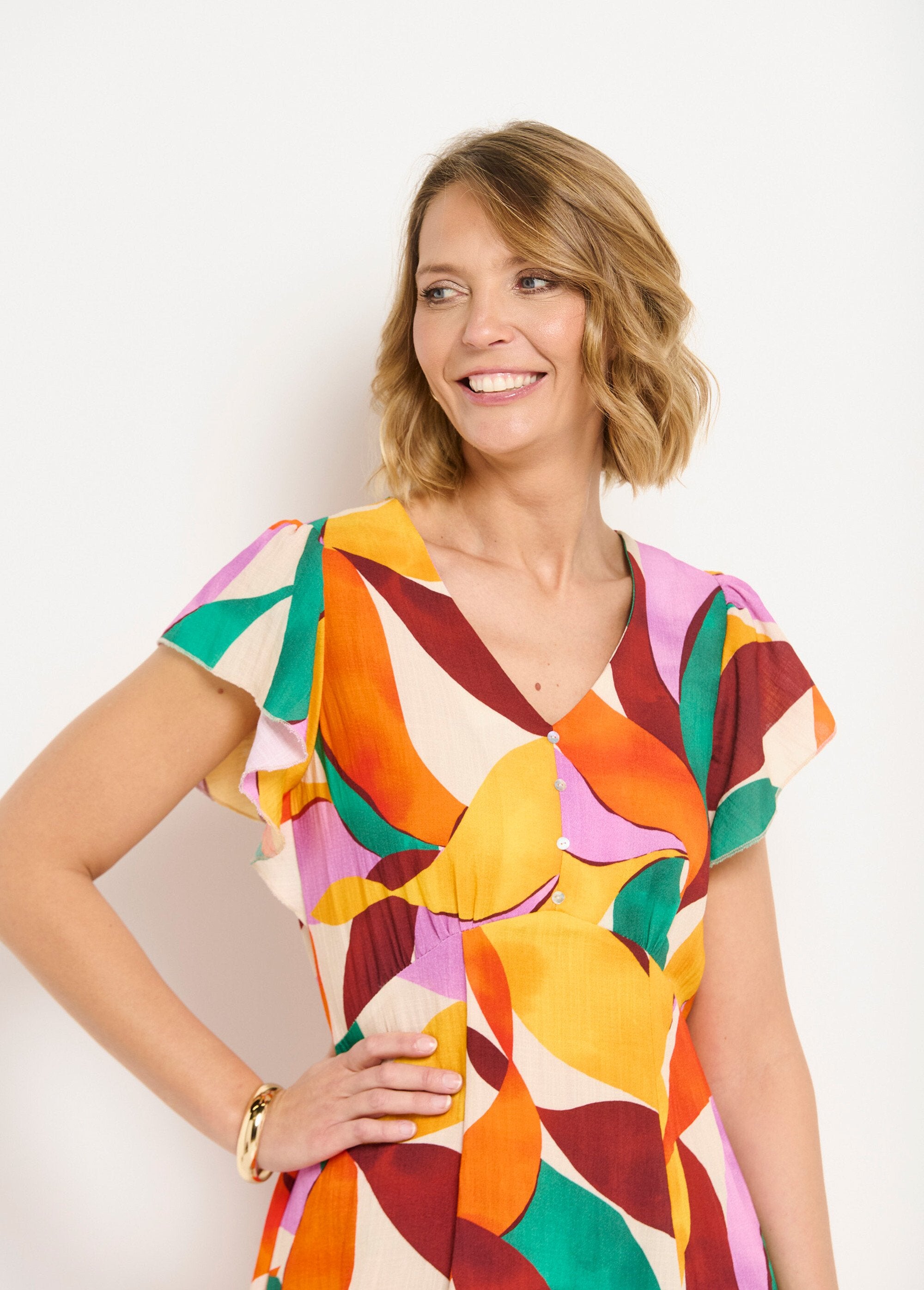 Vestido_curto_decote_V_com_estampa_floral_look_linho_Orange_et_vert_DE2_slim