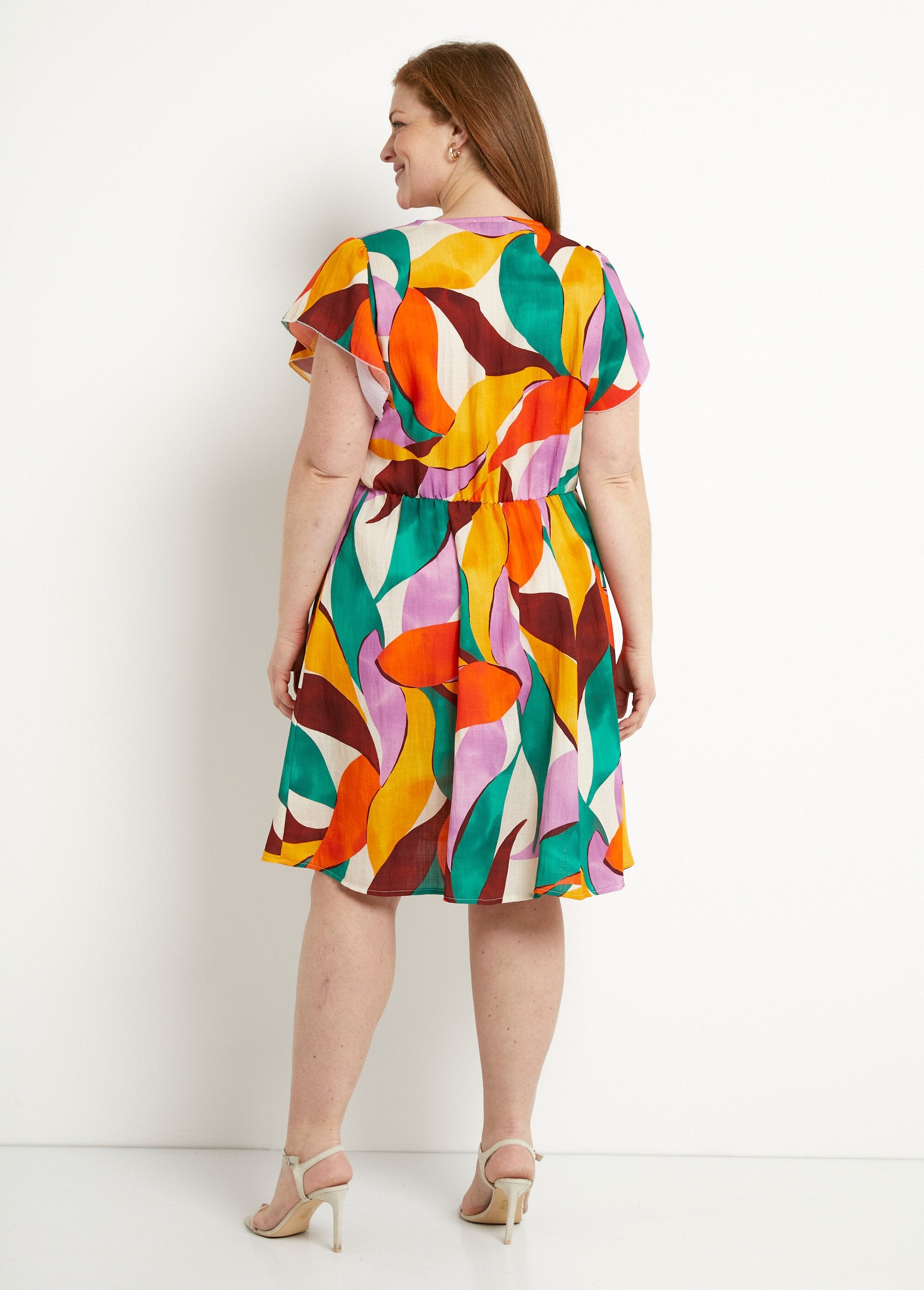 Vestido_curto_decote_V_com_estampa_floral_look_linho_Orange_et_vert_DO1_curvy