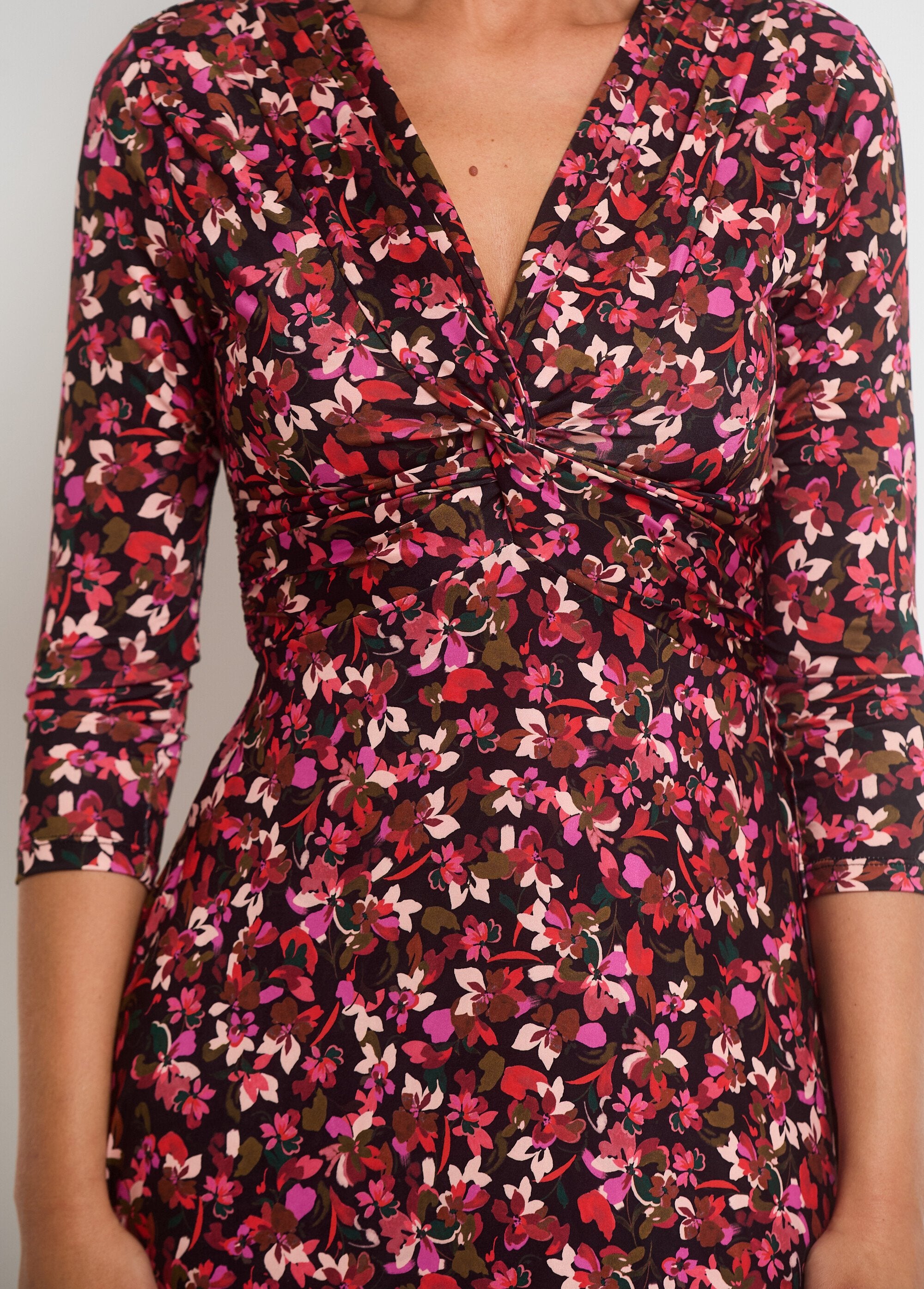 Vestido_decote_V_com_cintura_drapeada_e_estampa_floral_Rouge_et_noir_DE2_slim