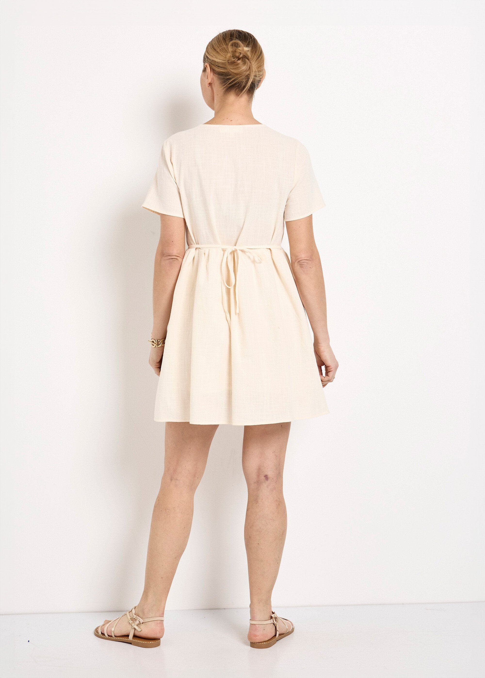 Vestido_de_algodão_abotoado_com_bordado_floral_Blanc_DO1_slim