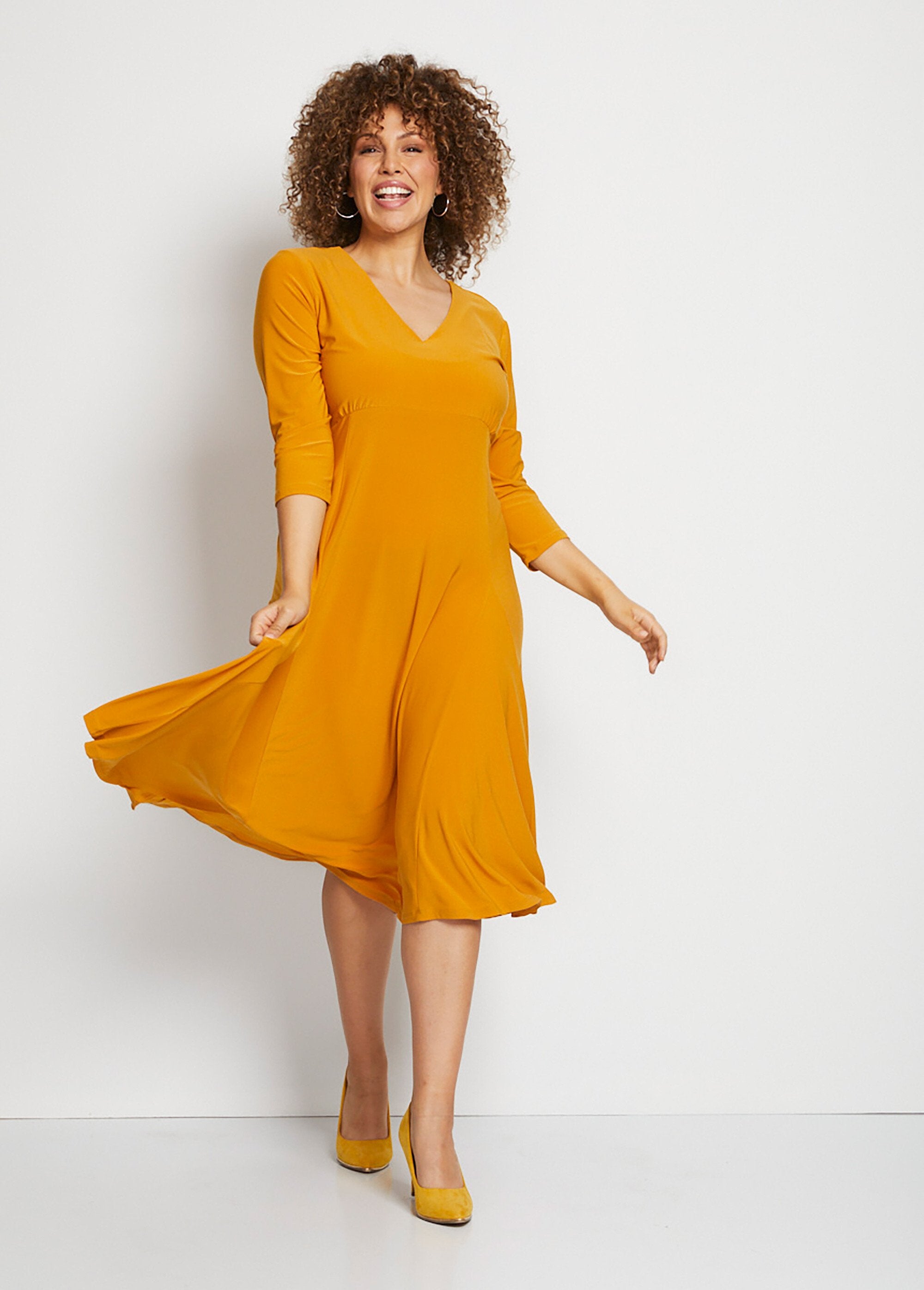 Vestido_curto_com_base_evasê_e_decote_em_V_Jaune_SF1_curvy