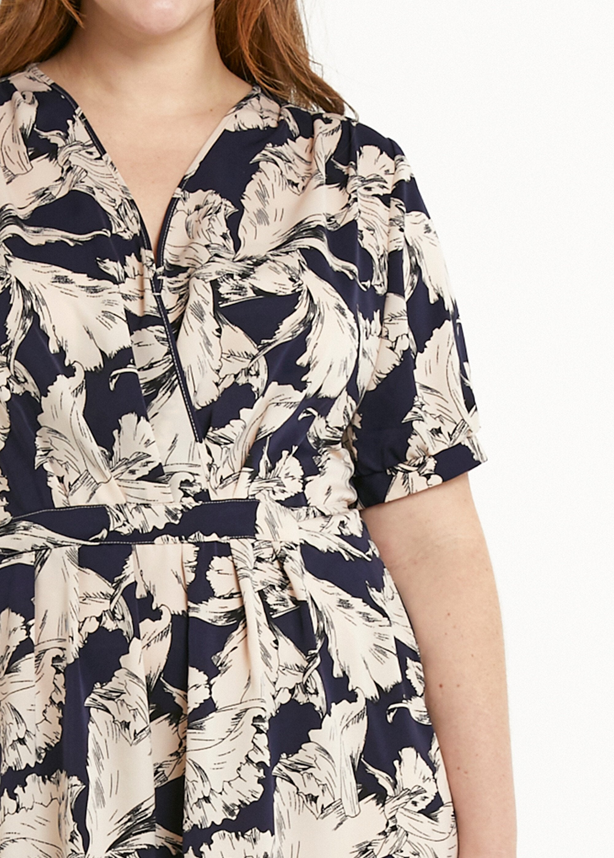 Vestido_curto_com_estampado_gráfico_Marine_et_blanc_DE1_curvy