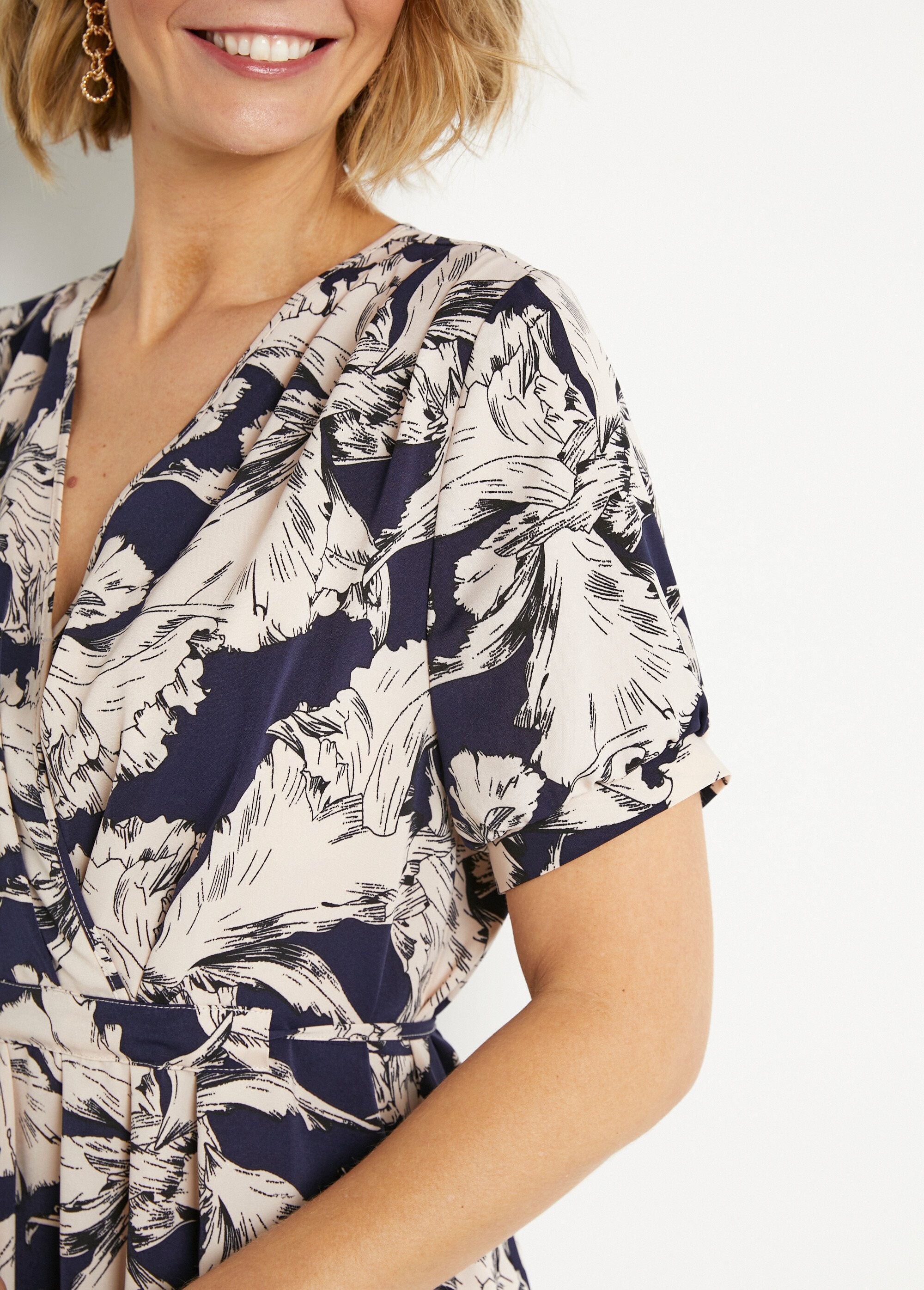 Vestido_curto_com_estampado_gráfico_Marine_et_blanc_DE1_slim