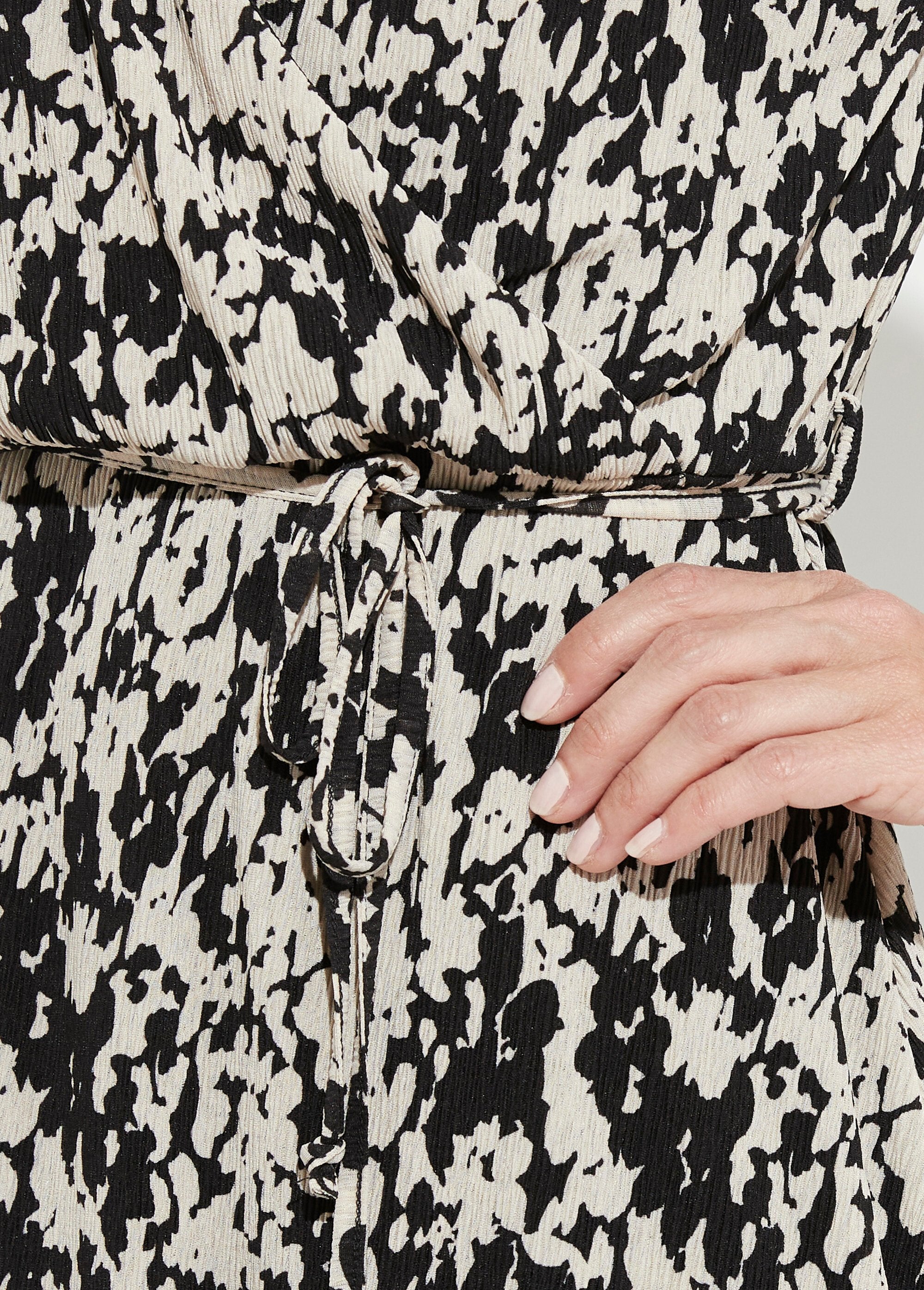 Vestido_curto_envelope_com_estampa_tachiste_Noir_et_ecru_DE3_slim