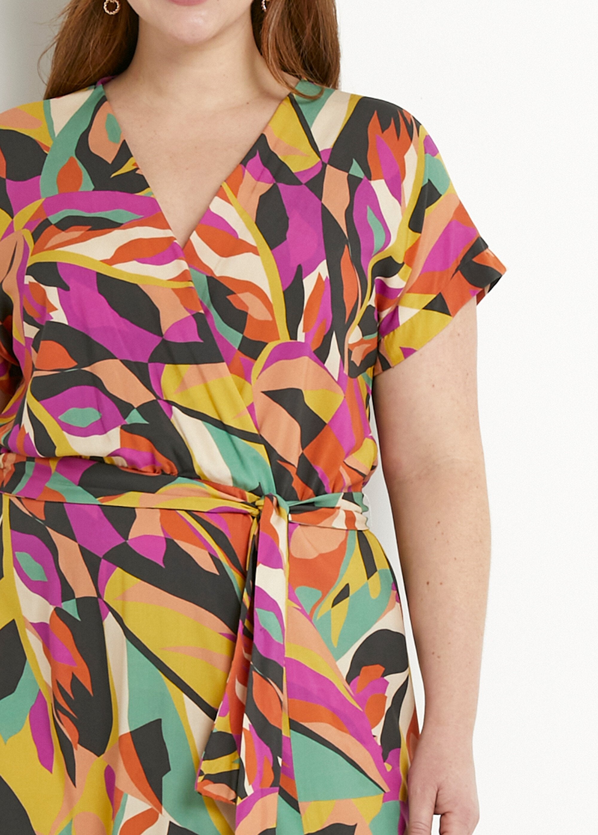 Vestido_curto_envelope_multicolorido_Multicolore_DE1_curvy