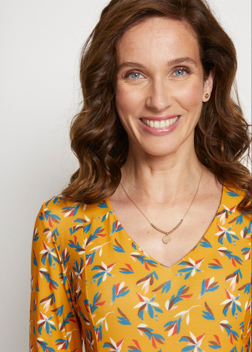 Vestido_curto_com_cinto,_decote_em_V,_mangas_3/4_Imprime_ocre_feuille_DE1_slim