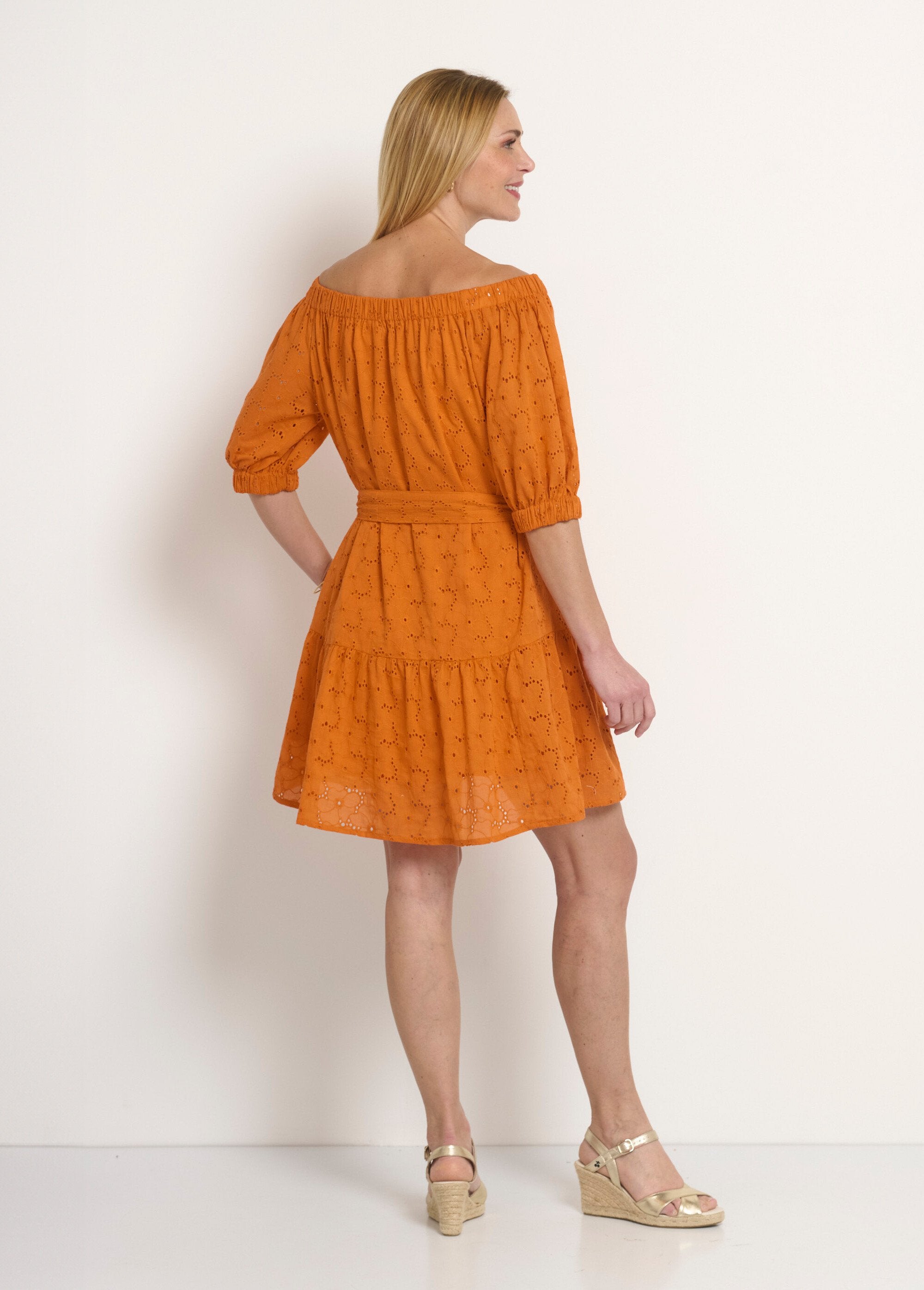 Vestido_curto_com_gola_Bardot_e_bordado_inglês_Orange_DO1_slim