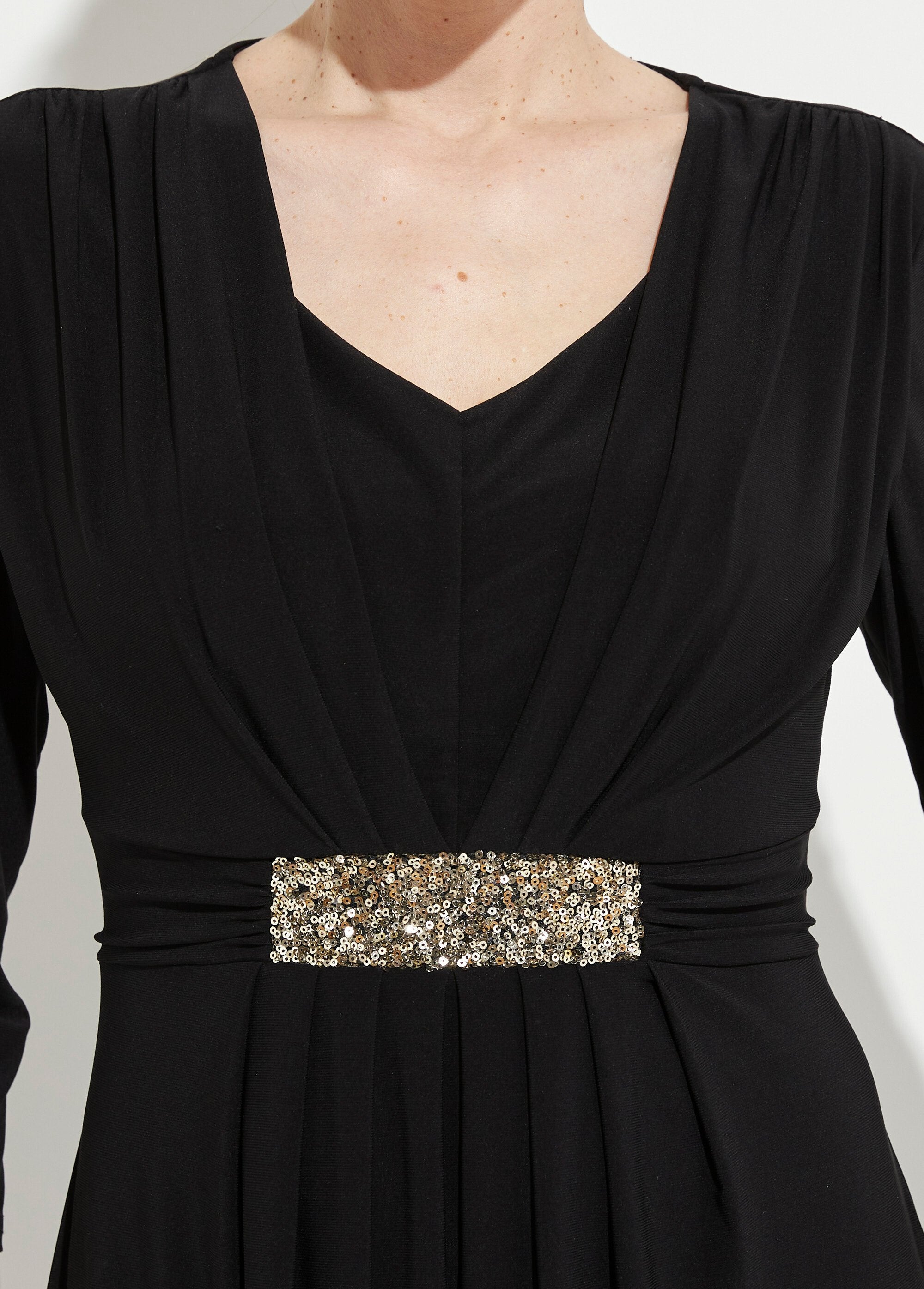 Robe_courte_col_V_effet_drapé_ceinture_bijou_Noir_DE1_slim