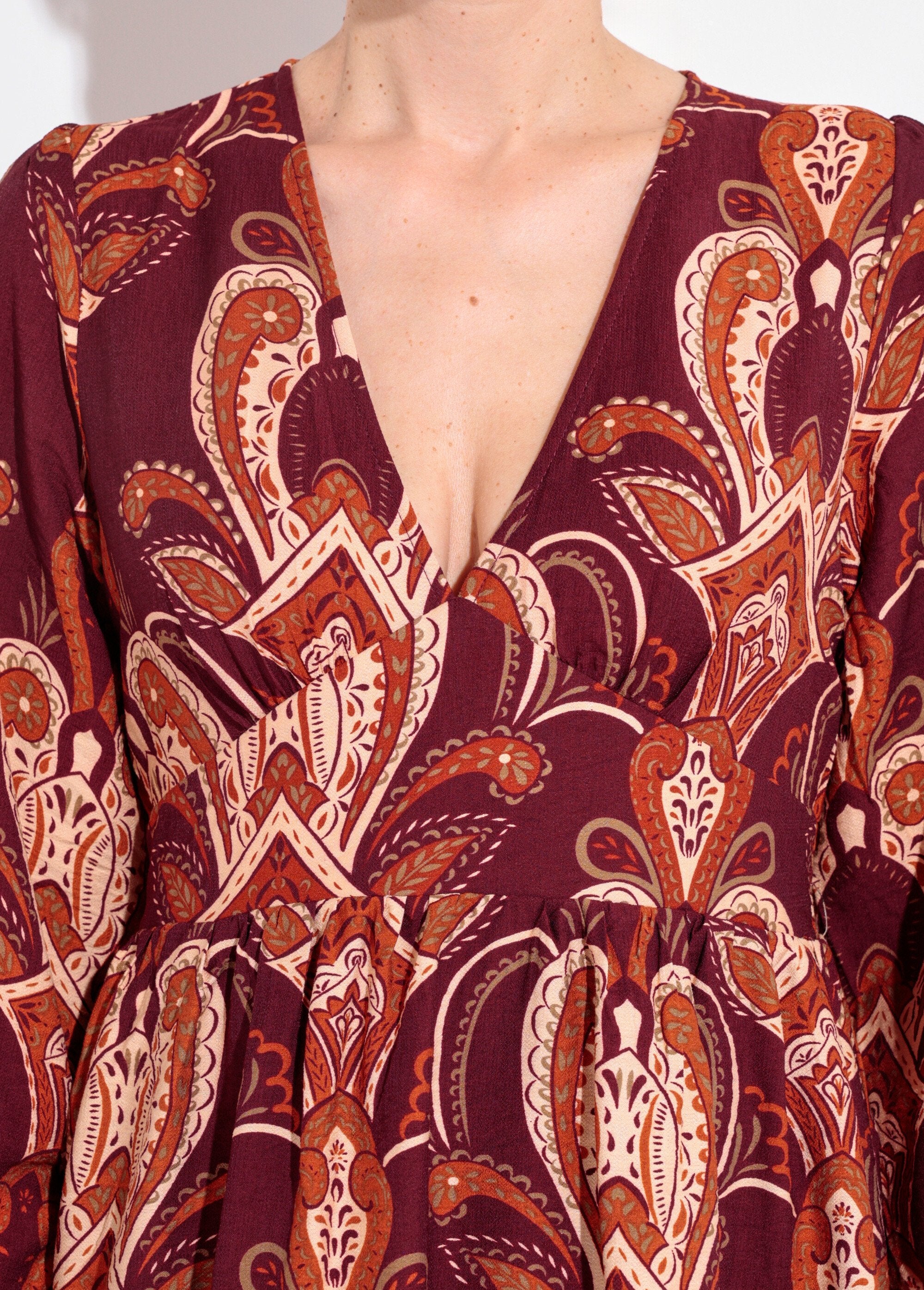 Vestido_curto_com_estampa_paisley_e_decote_em_V_Bordeaux_DE1_slim