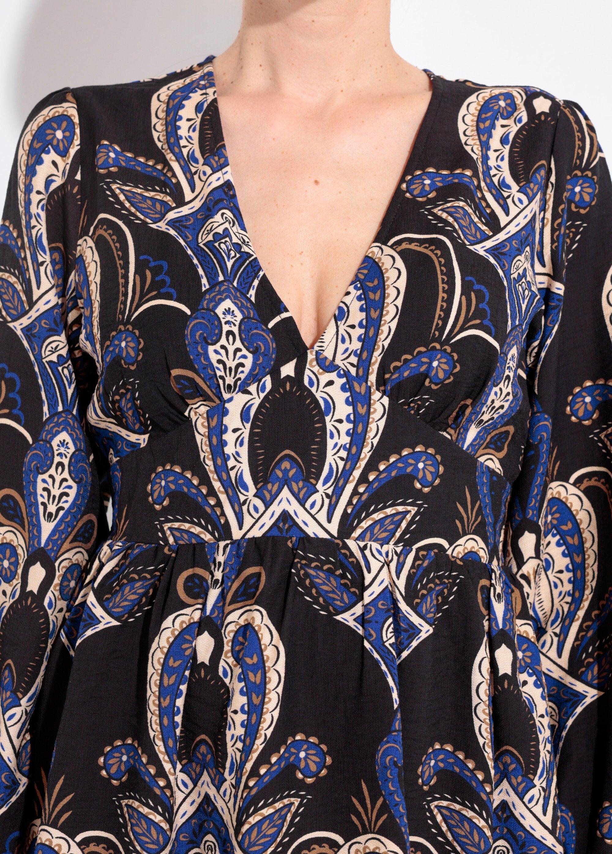 Vestido_curto_com_estampa_paisley_e_decote_em_V_Marine_DE1_slim