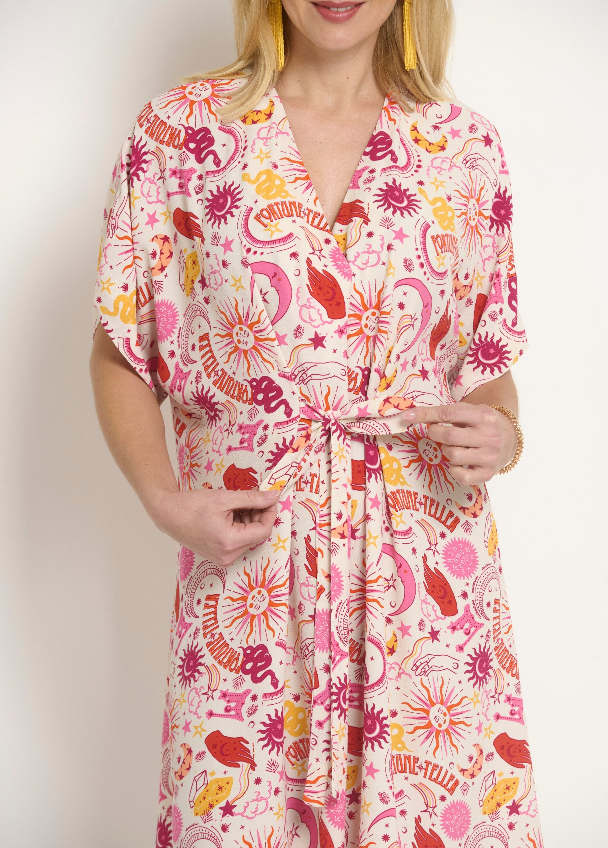 Vestido_curto_decote_V_com_amarração_na_cintura_Ecru_et_rose_DE2_slim