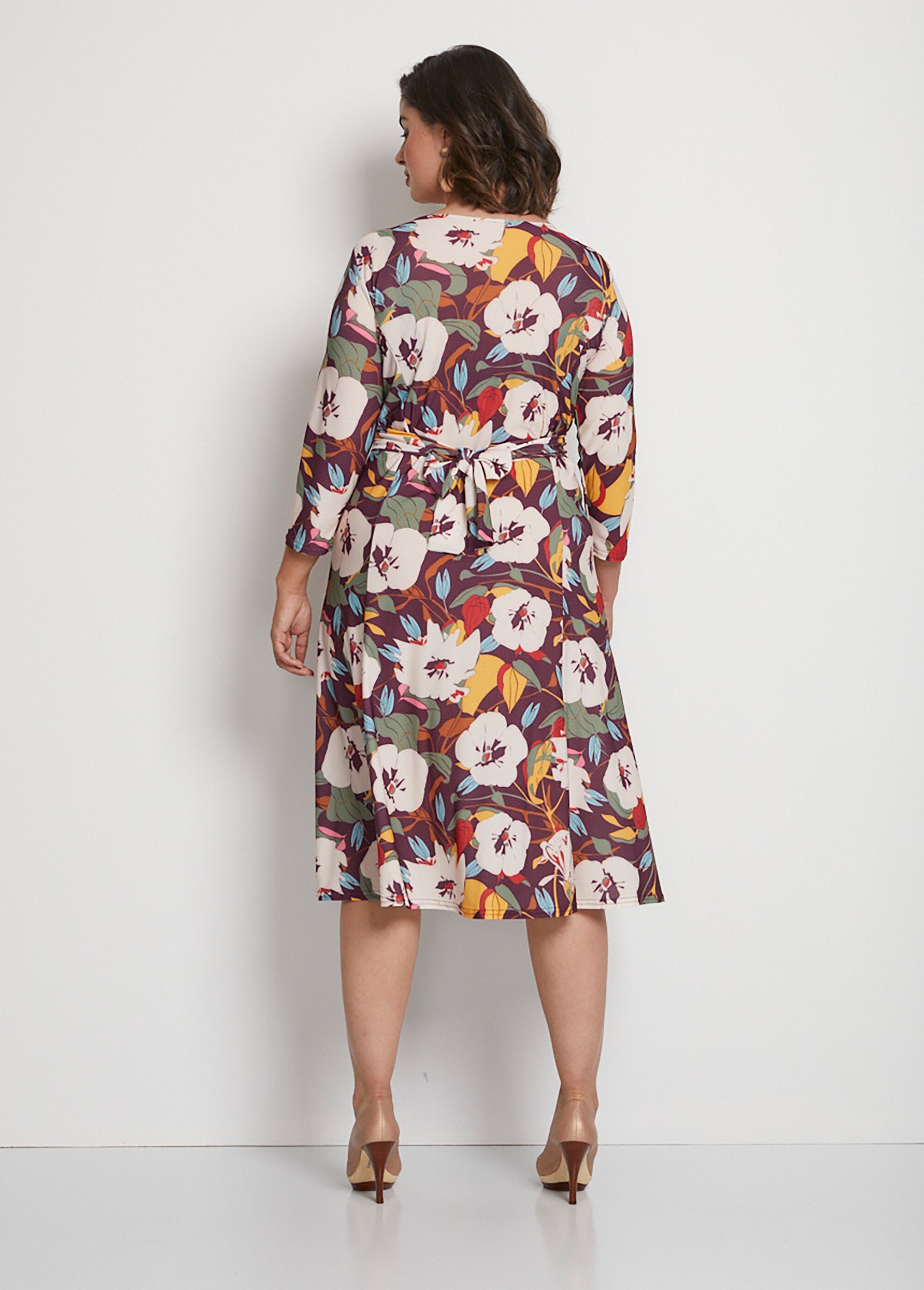 Vestido_curto_envelope_com_estampa_floral_Imprime_bordeaux_DO1_curvy