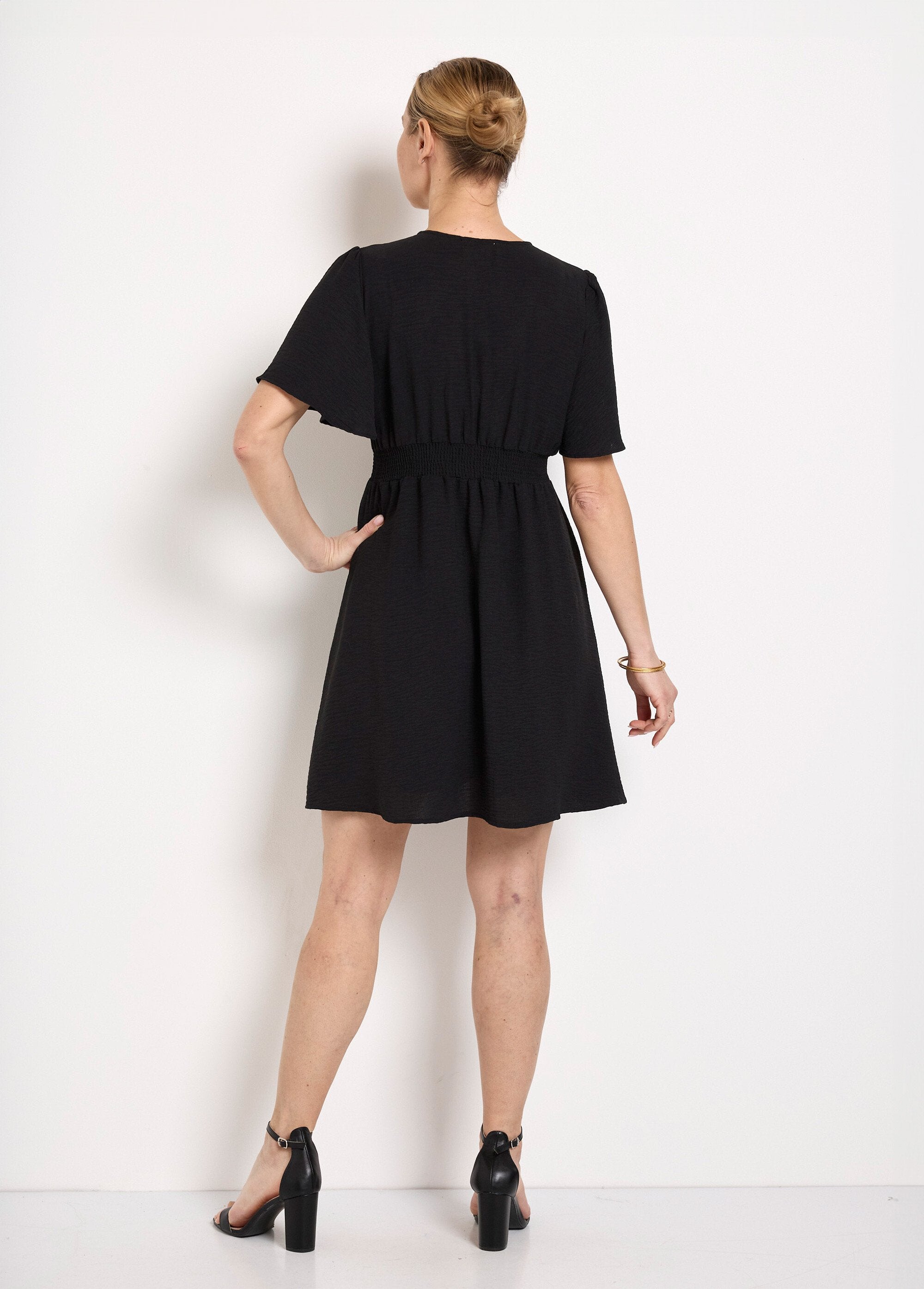 Vestido_curto_com_decote_em_V_e_cintura_império_Noir_DO1_slim