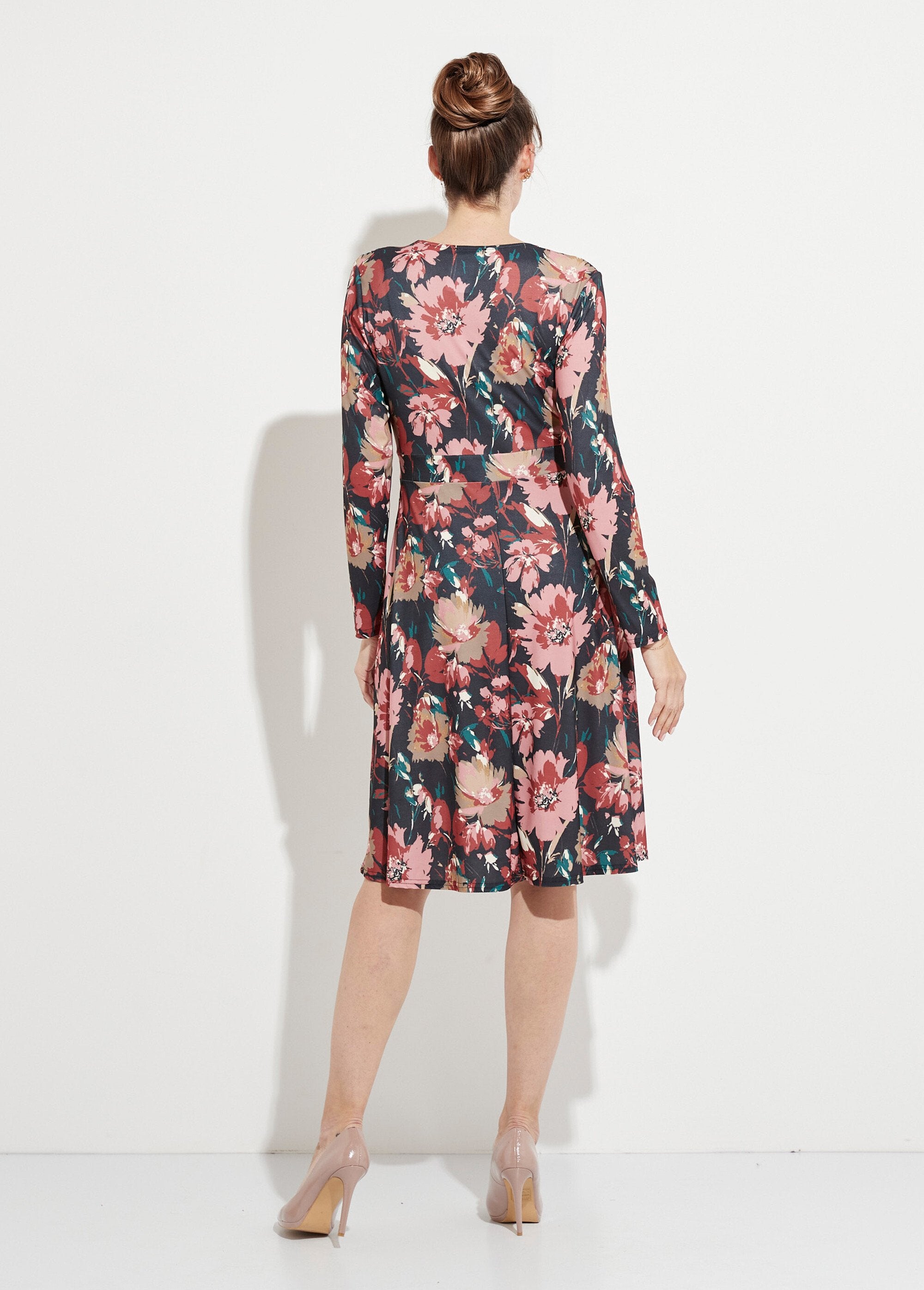 Vestido_curto_evasê_com_decote_em_V_e_estampa_floral_Marine_et_beige_DO1_slim