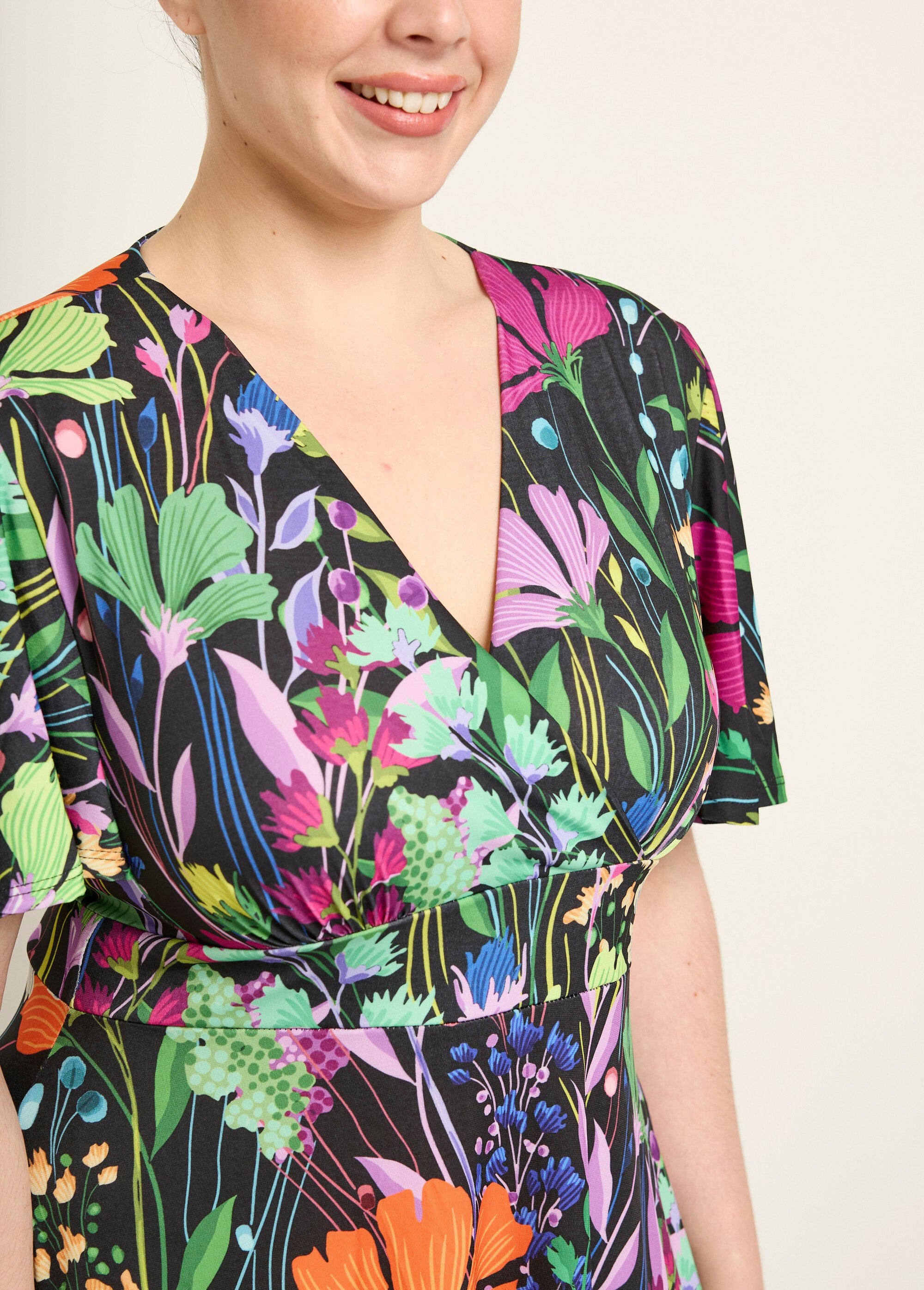 Vestido_curto_e_fluido_com_mangas_borboleta_e_estampa_floral_Imprime_fond_noir_DE1_curvy