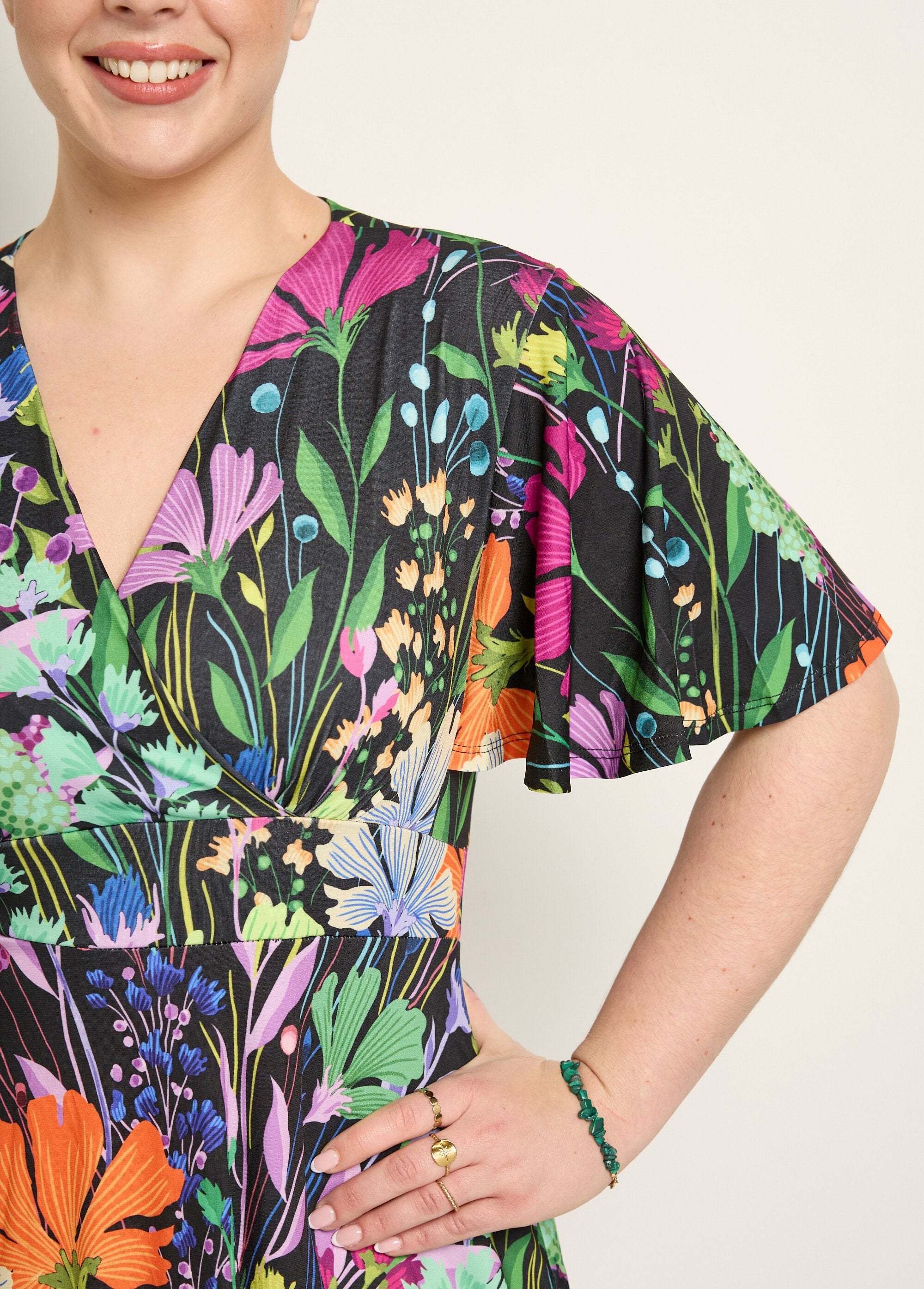 Vestido_curto_e_fluido_com_mangas_borboleta_e_estampa_floral_Imprime_fond_noir_DE2_curvy