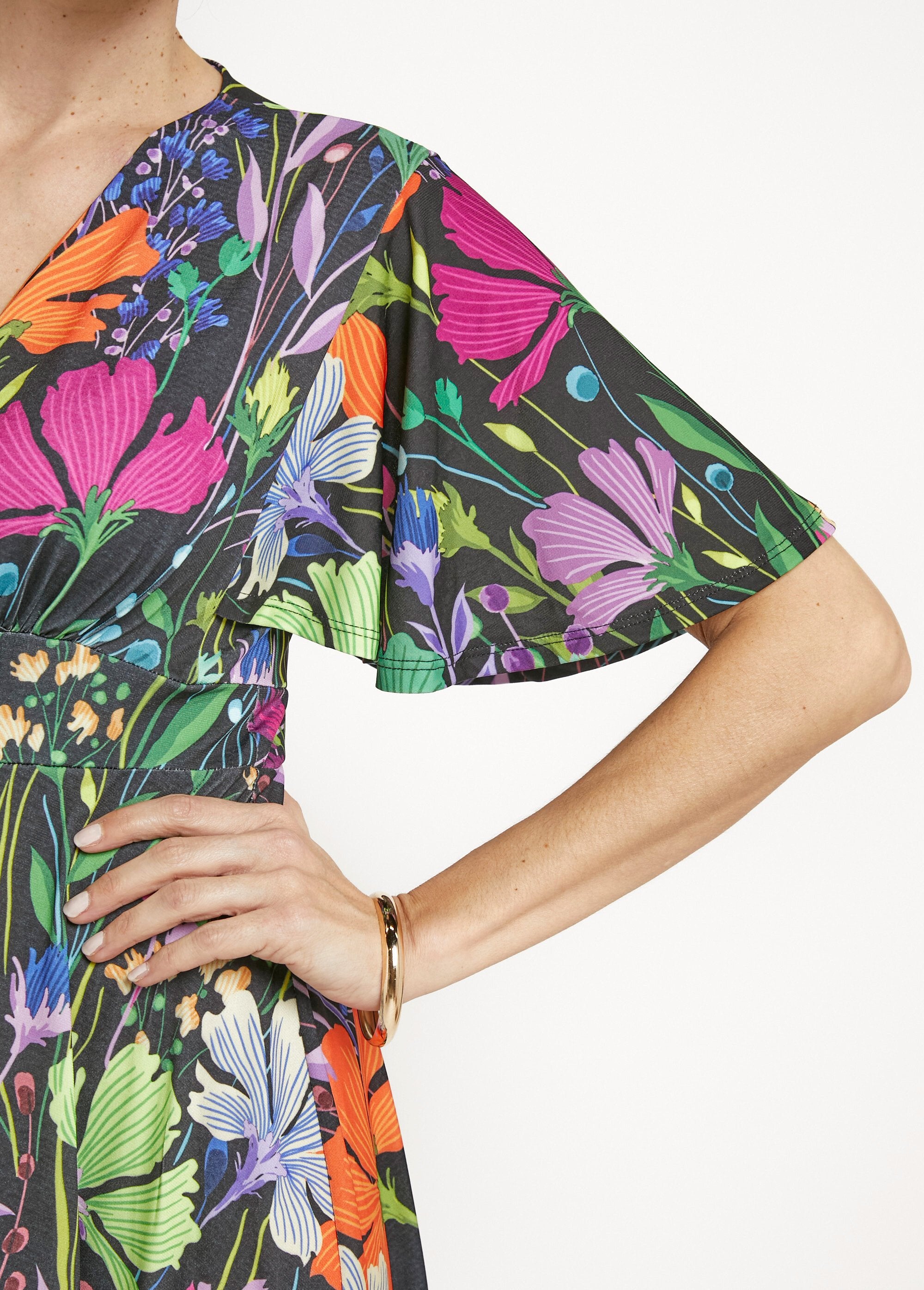 Vestido_curto_e_fluido_com_mangas_borboleta_e_estampa_floral_Imprime_fond_noir_DE2_slim