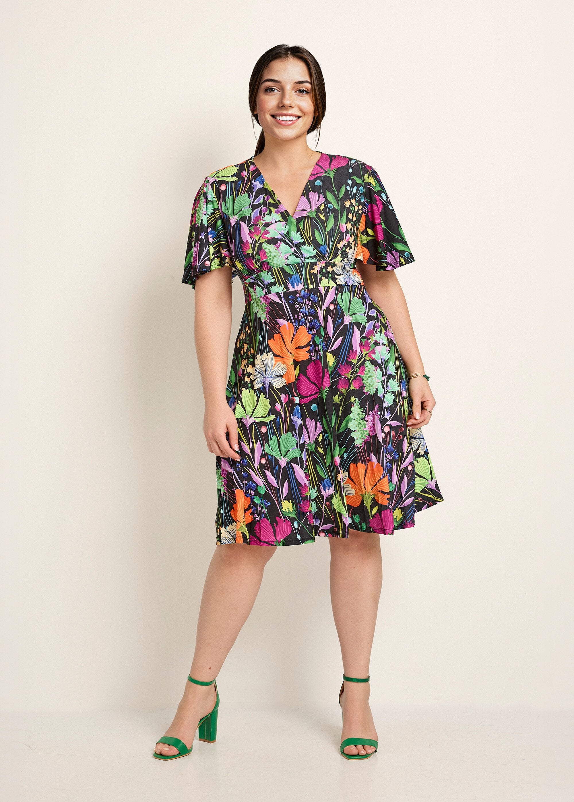 Vestido_curto_e_fluido_com_mangas_borboleta_e_estampa_floral_Imprime_fond_noir_FA1_curvy