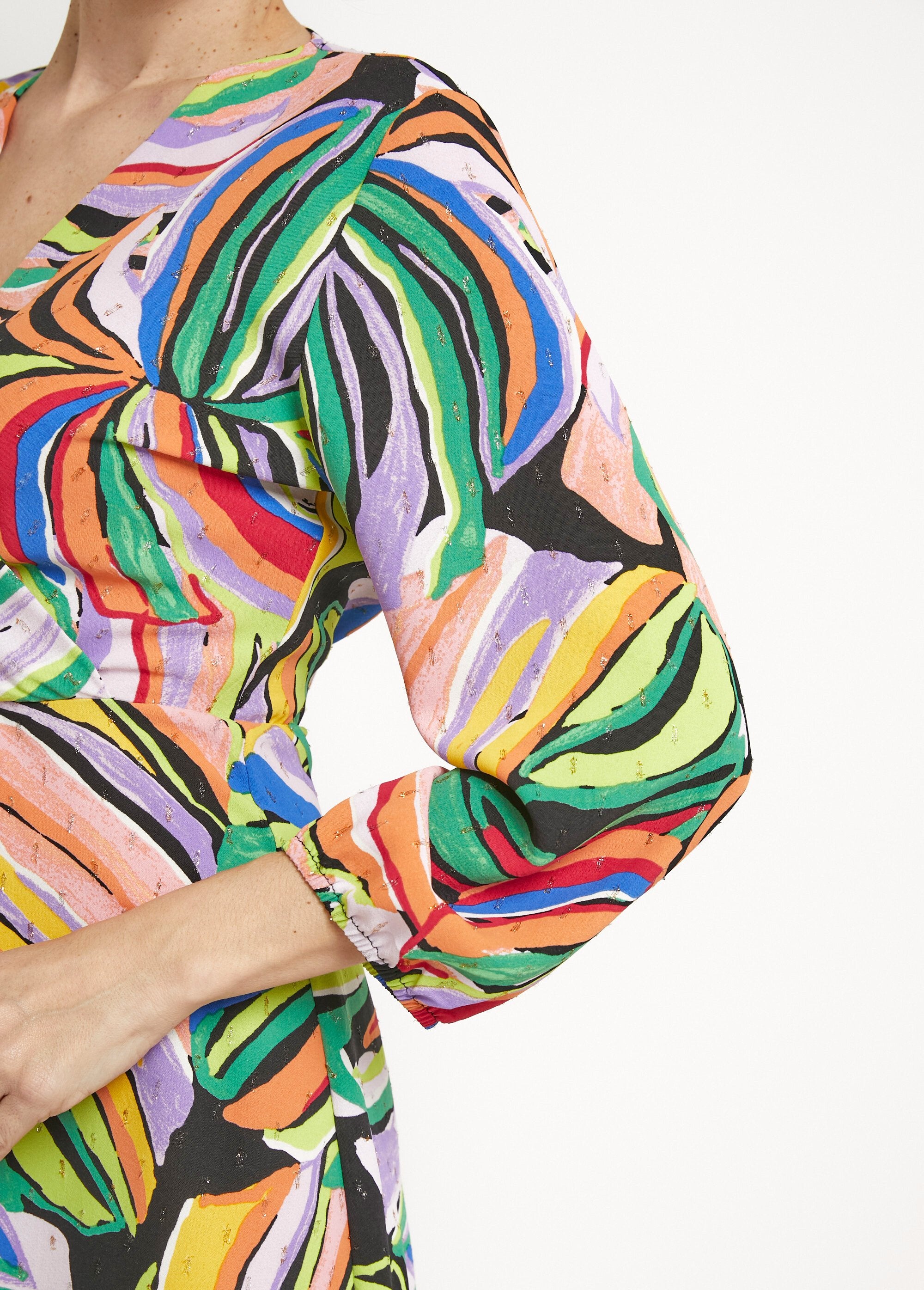 Vestido_curto_com_estampa_gráfica_de_folhagens_Multicolore_DE2_slim